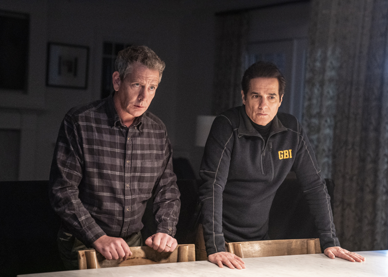 Cuplikan adegan dari serial The Outsider