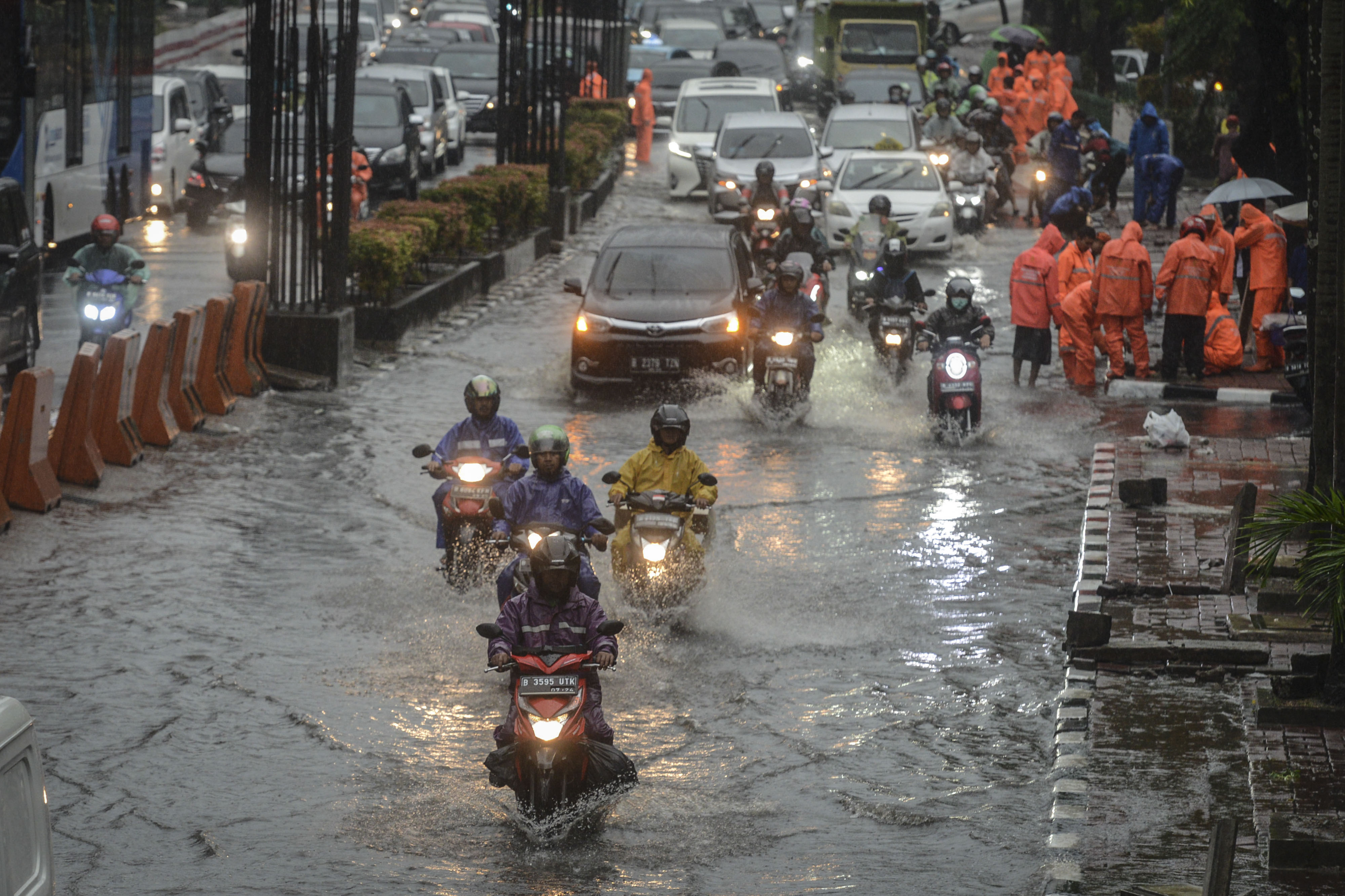 Kendaraan melintasi banjir di Jalan HR Rasuna Said, Kuningan, Jakarta, Selasa (17/12)