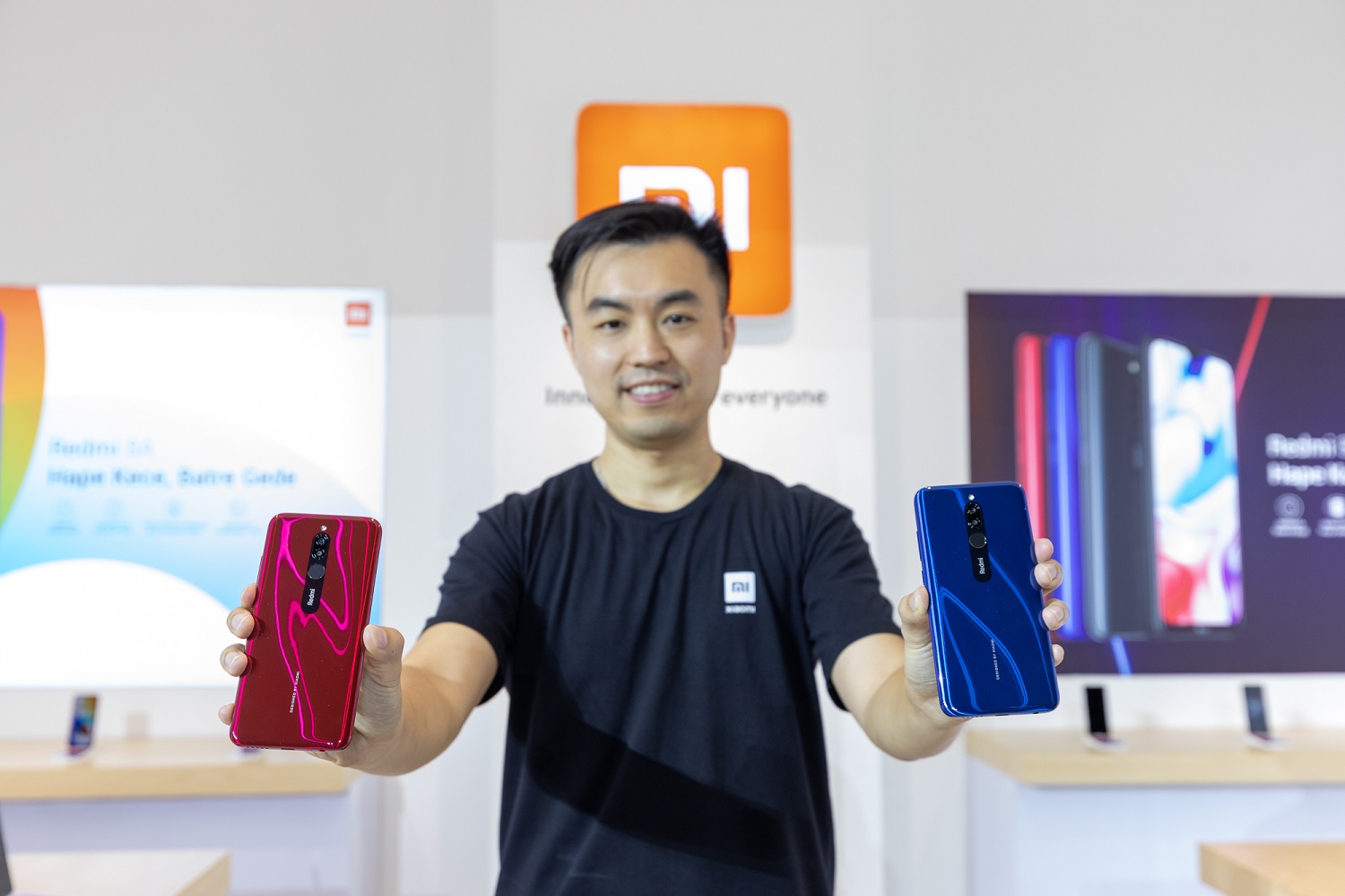 Country Director Xiaomi Indonesia Alvin Tse menunjukkan Redmi 8, ponsel terbaru Xiaomi