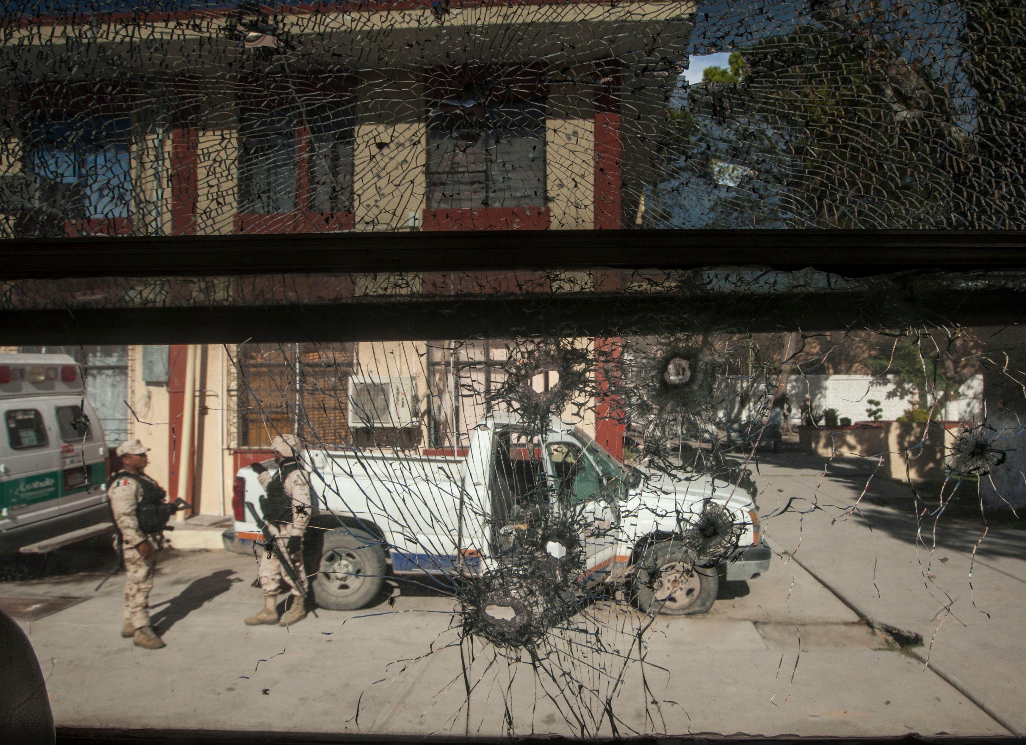 Pascaserangan yang dilakukan kelompok kartel, tentara Meksiko bersiga di Kota Villa Union, Negara Bagian Coahuila, Meksiko.  o, 