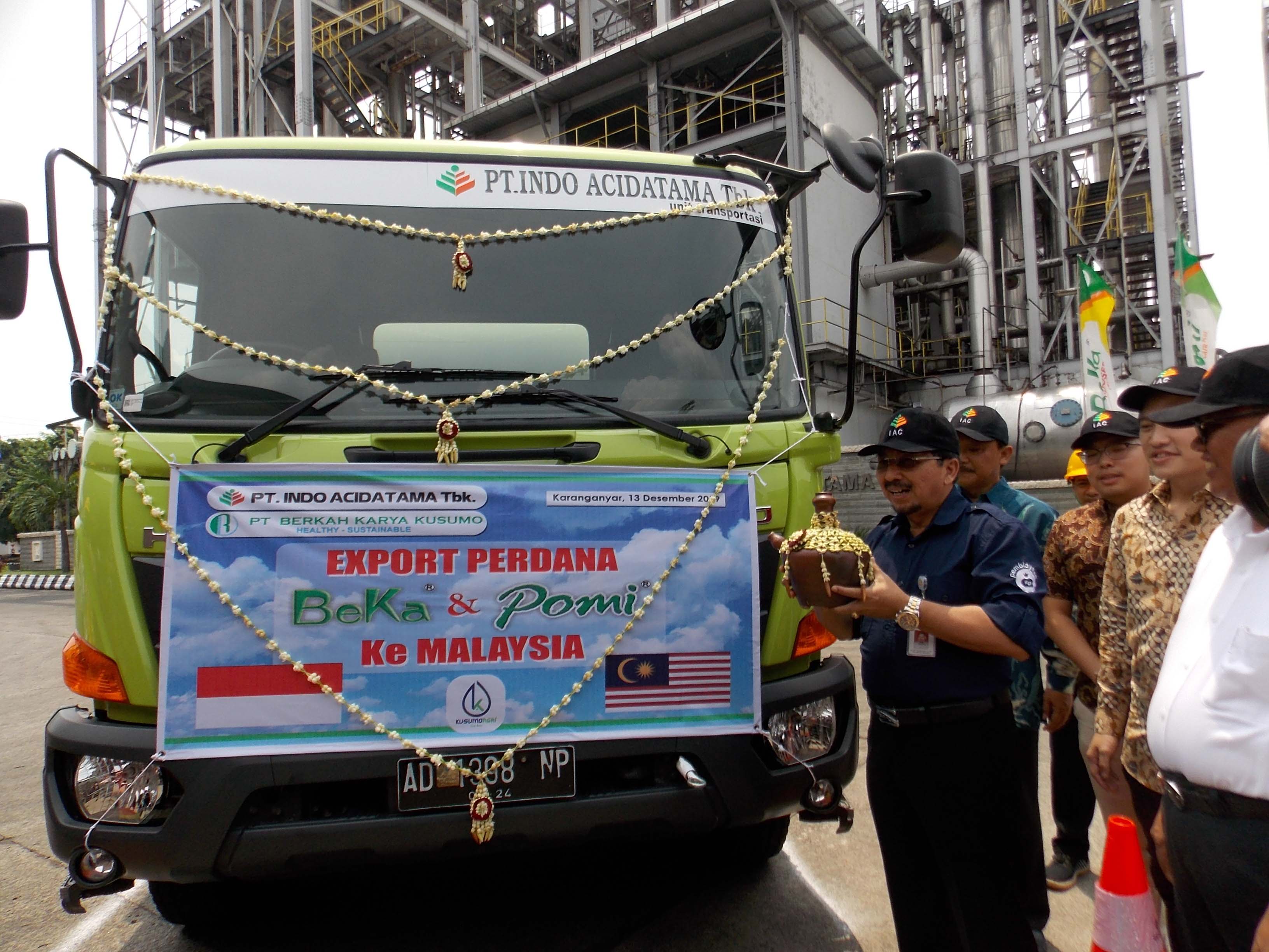 Dirjen Sarana dan Prasarana Pertanian Kementerian Pertanian, Sarwo Edhy melepas ekspor perdana pupuk cair dan dekomposer ke Malaysia.