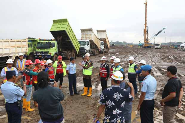 Gubernur Ganjar Pranowo menyempatkan melihat perkembangan pengerjaan Bandara Wirasaba, Purbalingga, Rabu (18/12/2019). FOTO : Dok Humas Pemp