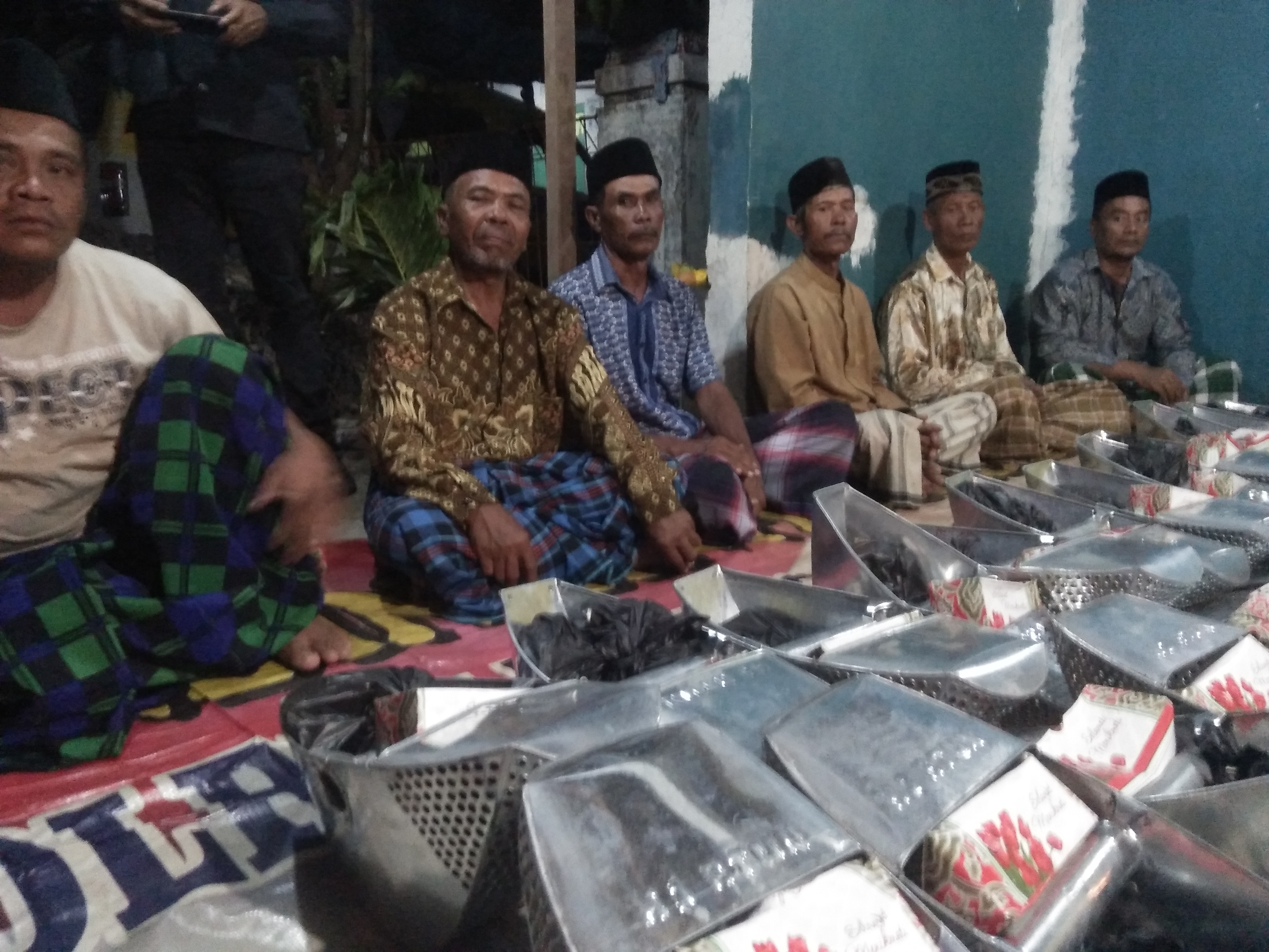 Ttempat hidangan menggunakan timba ceret karena saat ini di wilayah Desa Curug dan sekitarnya sudah mulai musim tanam bawang merah.