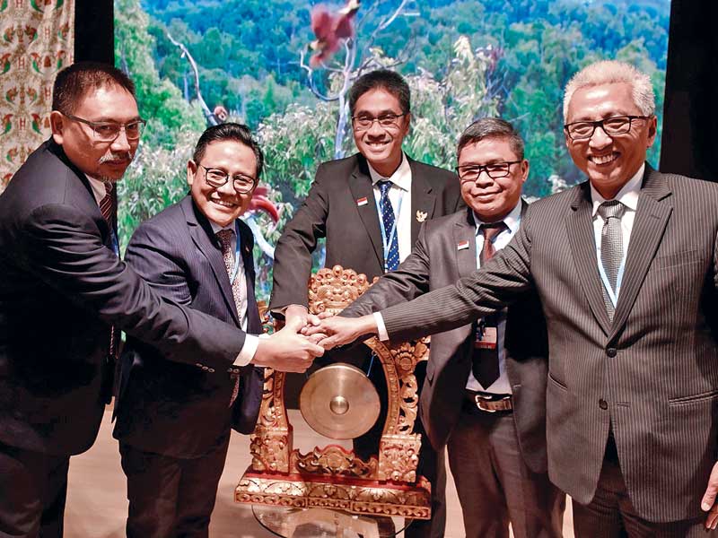 Wakil Ketua DPR Muhaimin Iskandar (kedua kiri) didampingi Wamen Kementerian Lingkungan Hidup dan Kehutanan (KLHK) Alue Dohong (kedua kanan).