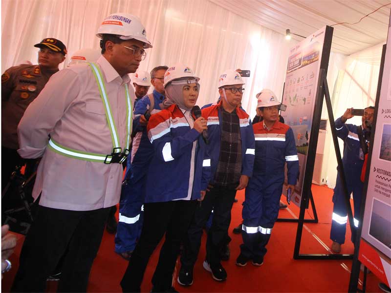 Menteri Perhubungan Budi Karya Sumadi (kiri) didampingi Direktur Utama PT Pertamina (Persero) Nicke Widyawati (kedua kiri).