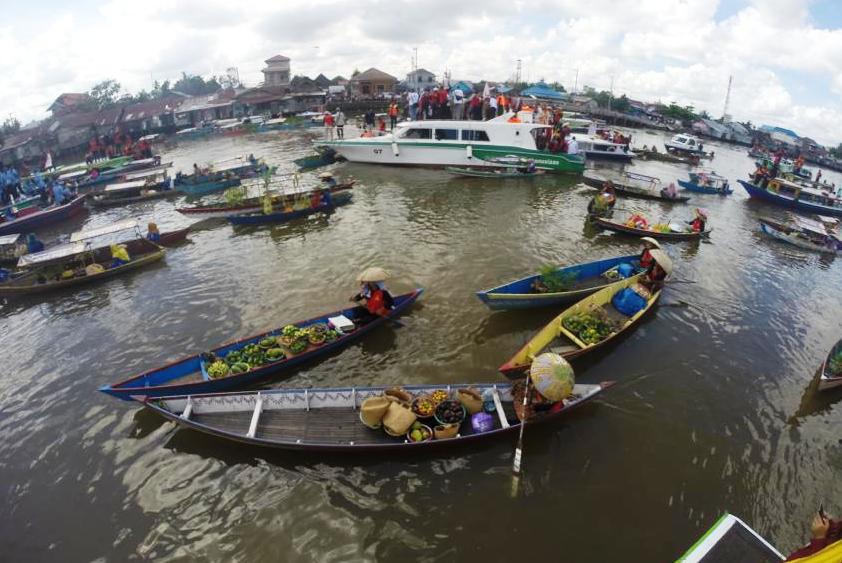 Seratusan Jukung Kawal Bendera HKSN Lintasi Sungai Martapura