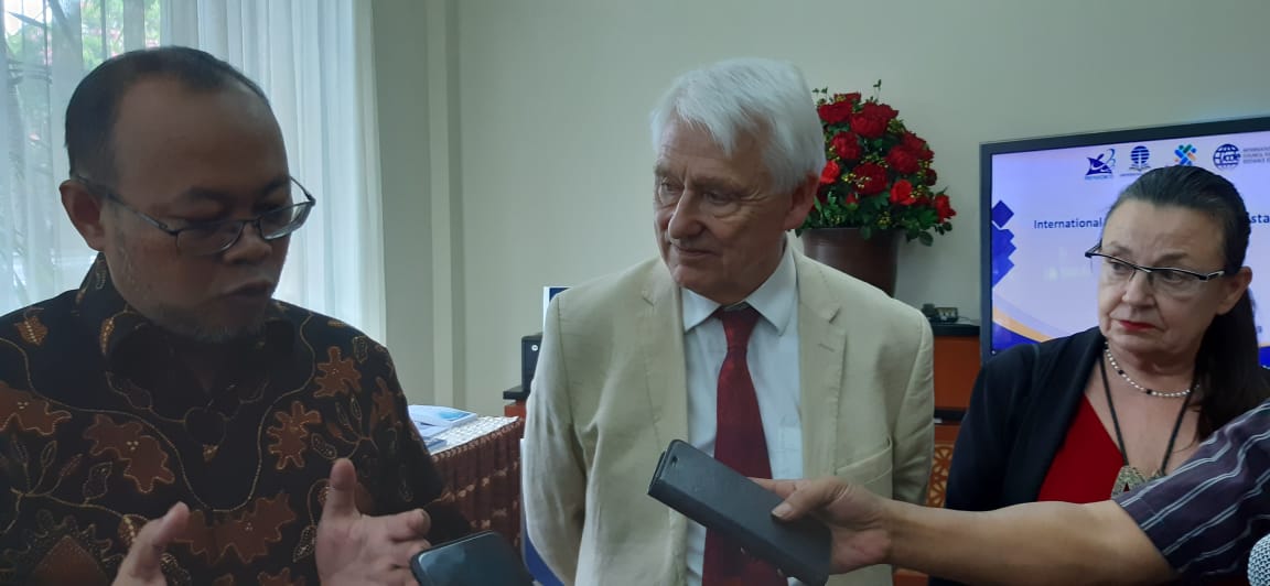 Rektor Universitas Terbuka Ojat Darojat memberi keterangan kepada pers. 