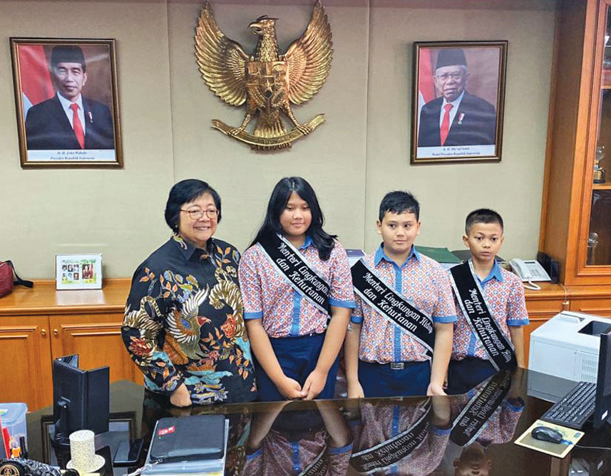 Menteri Lingkungan Hidup dan Kehutanan (LHK) Siti Nurbaya Bakar berfoto bersama tiga siswa SD Global Mandiri Cibubur