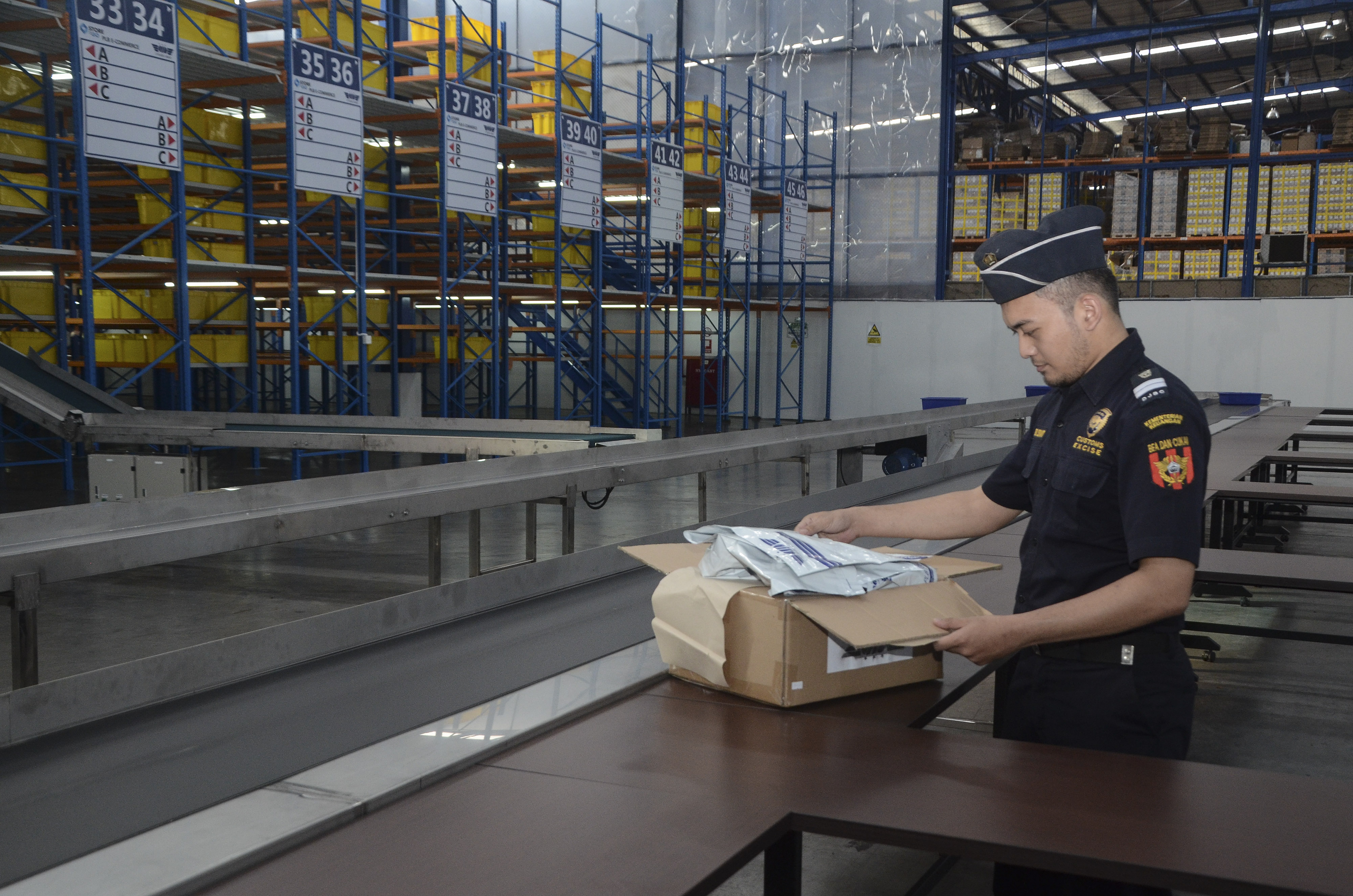 Petugas Bea dan Cukai memeriksa sedang memeriksa barang di  di Kawasan Industri dan Pergudangan Marunda Center, Tarumajaya, Kabupaten Bekasi