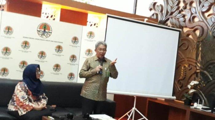 Dirjen Pengendalian Pencemaran dan Kerusakan Lingkungan KLHK) RM. Karliansyah (kanan) memberi pemaparan mengenai PROPER.