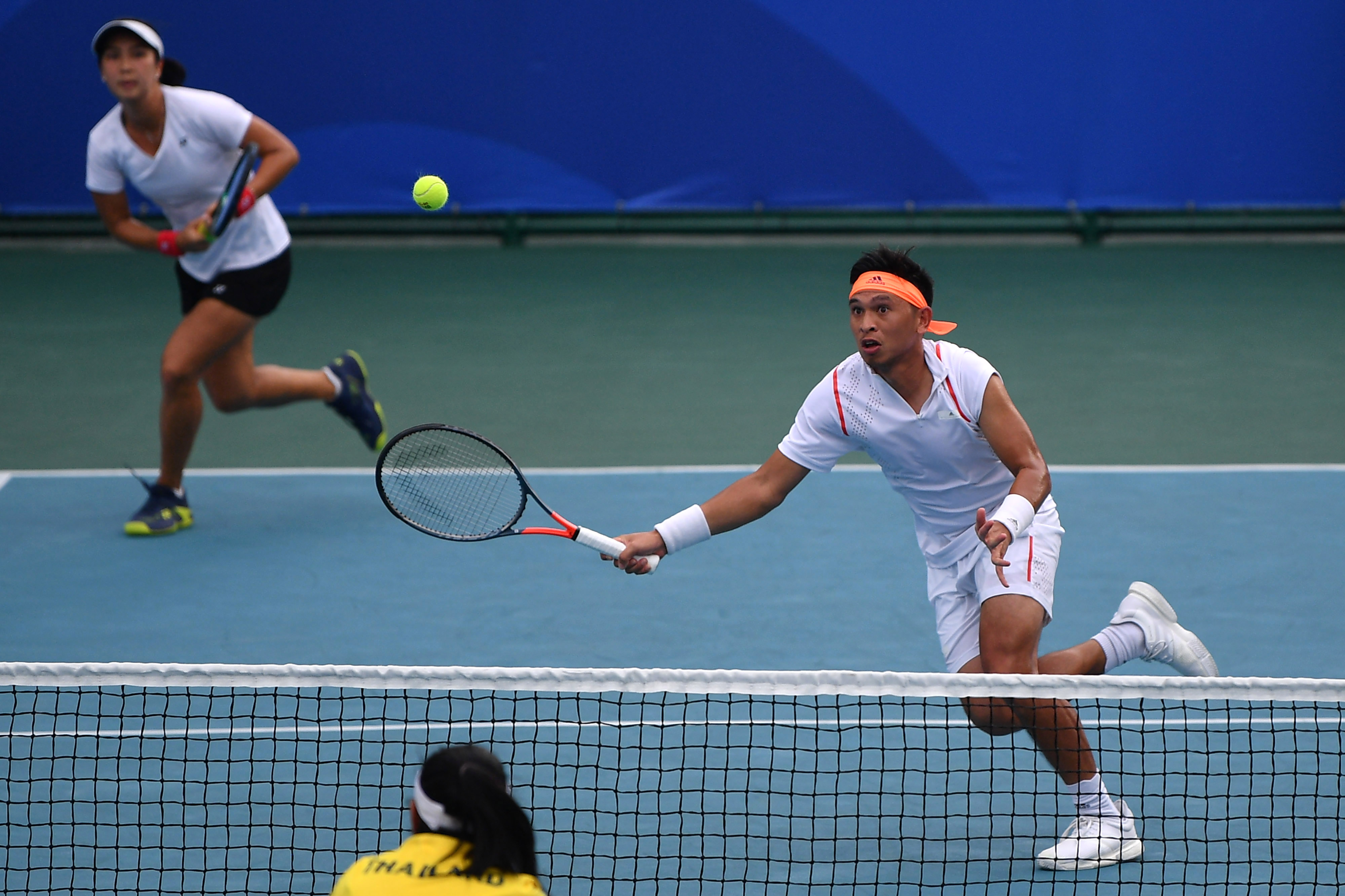 Petenis ganda campuran Indonesia Christopher Rungkat (kanan) dan Aldila Sutjiadi berusaha mengembalikan bola 