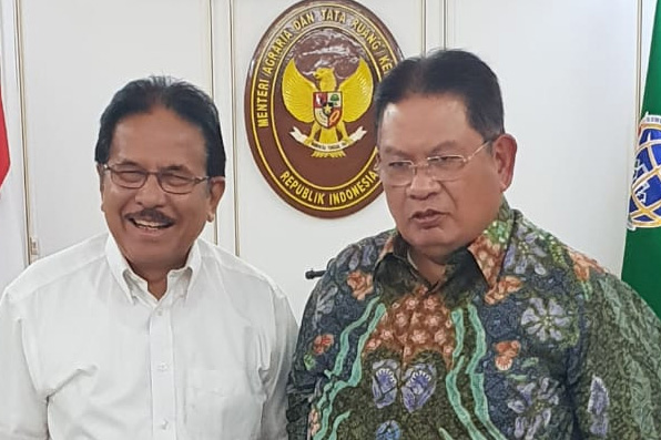 Direktur Utama Taspen, Iqbal Latanro, menyerahkan klaim program THT kepada Menteri Agraria dan Tata Ruang Kabinet Kerja RI Sofyan Djalil. 