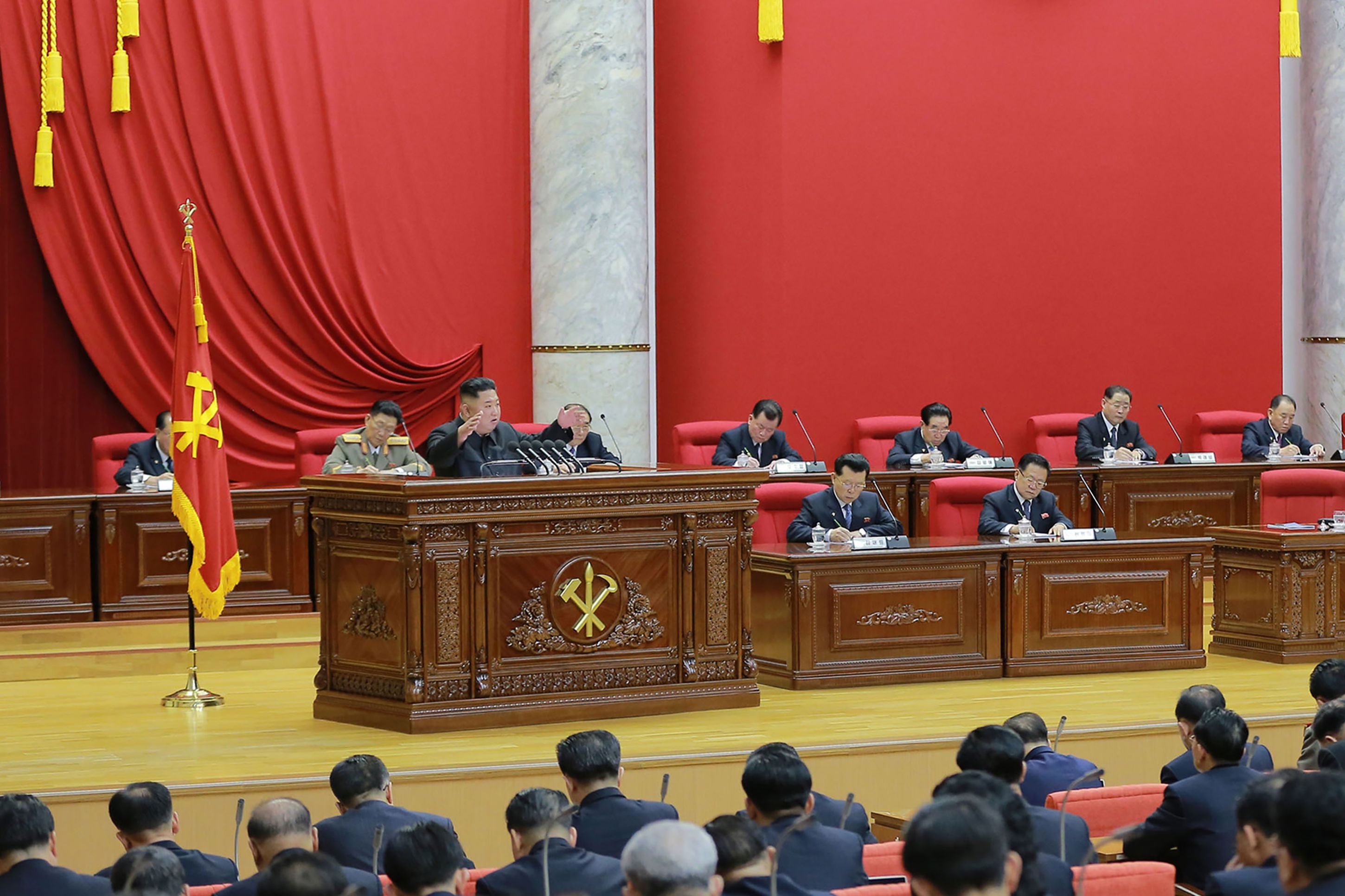Pemimpin Korea Utara Kim Jong-un (kiri atas) memimpin rapat pleno ke-5 Komite Sentral Pekerja ke-7. Partai Korea di Pyongyang, 29/12/2019.