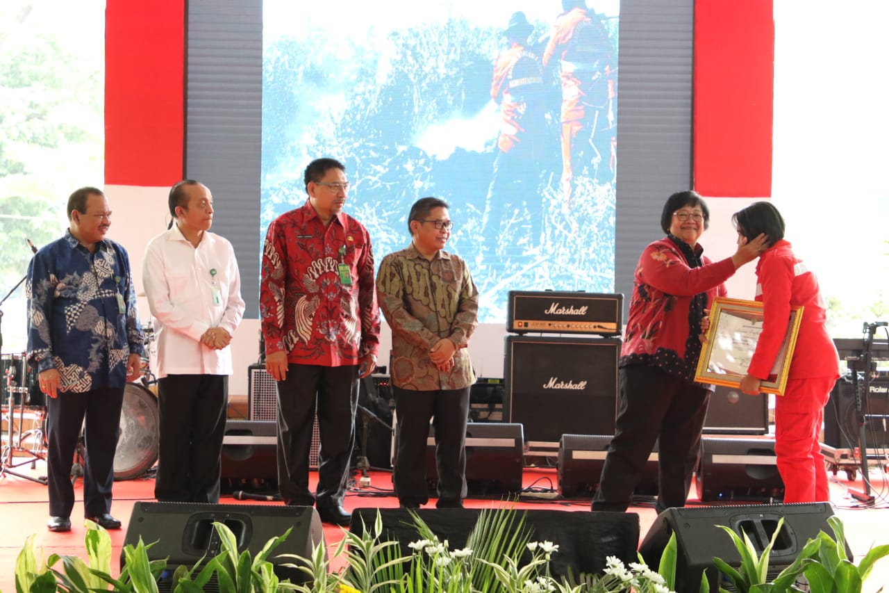Menteri LHK Siti Nurbaya (kedua dari kanan) memberi penghargaan kepada anggota Manggala Agni di Jakarta, Kamis (19/12).   