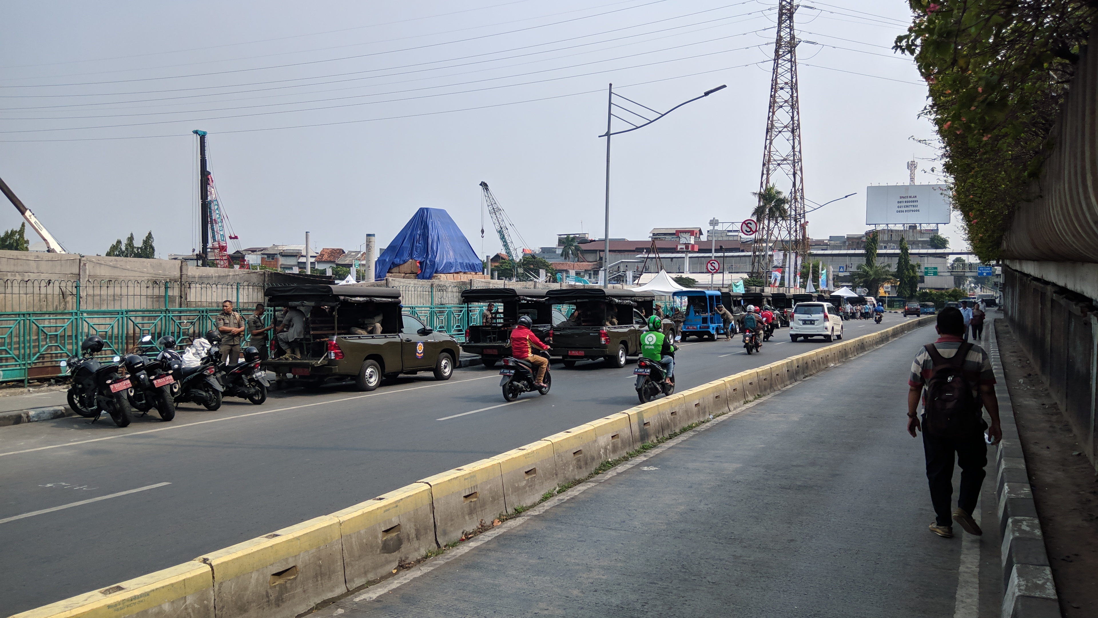 Situasi Jalan Pasar Senen pada Rabu (11/12). Sebelumnya, trotoar di kawasan itu diokupasi oleh pedagang sandang bekas