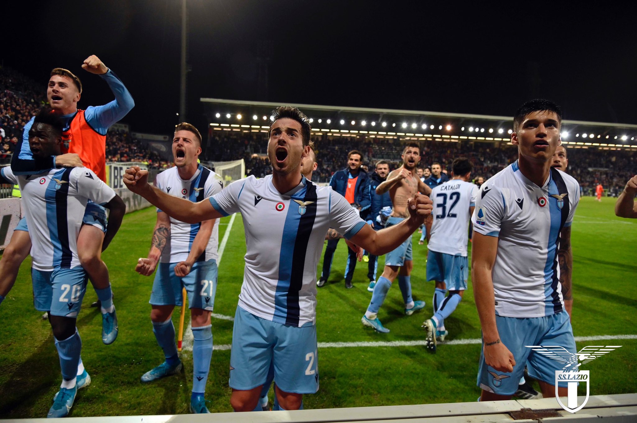 Para pemain Lazio menyapa para pendukung mereka usai mendang dramatis 2-1 atas Cagliari