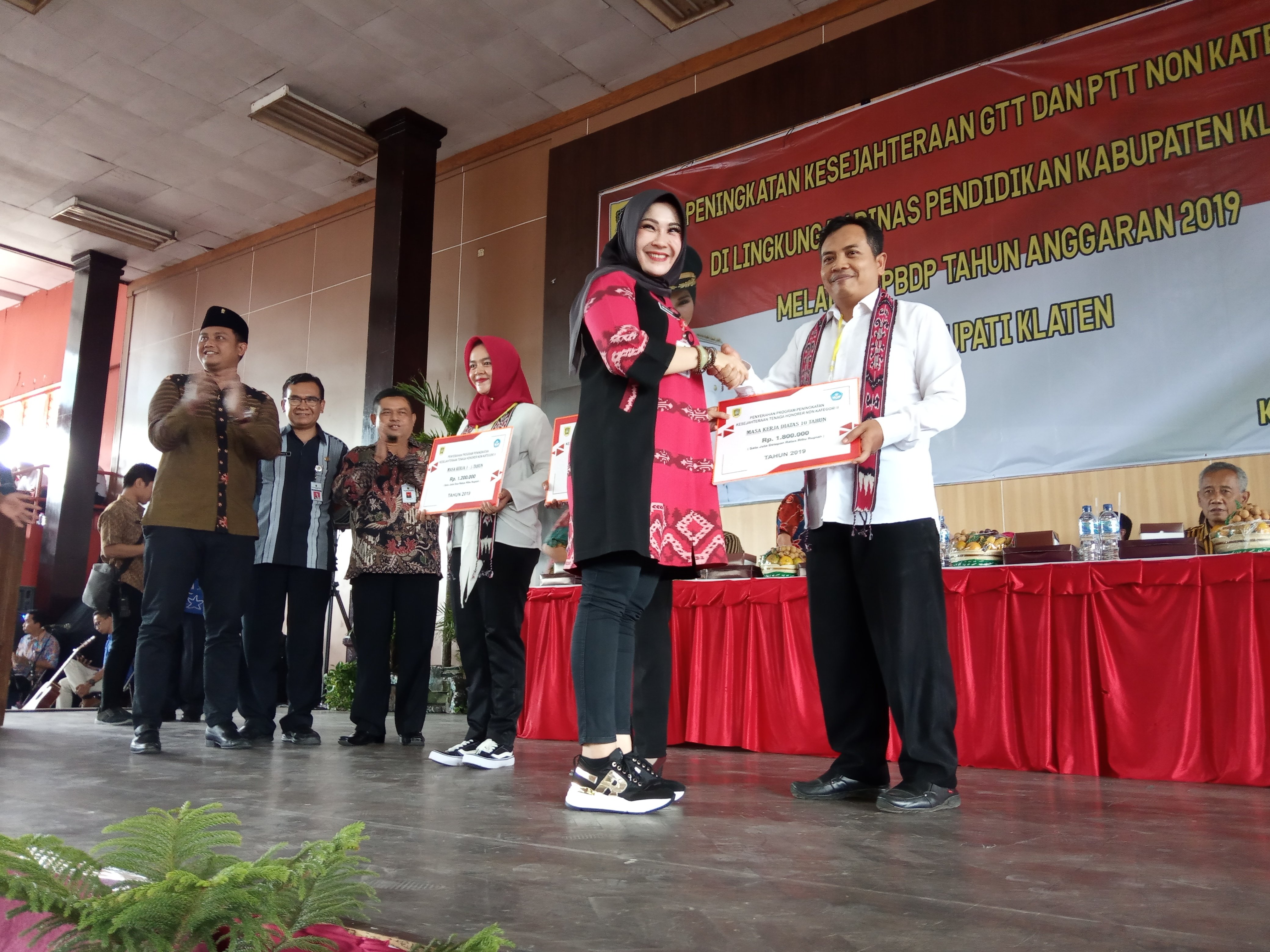 Bupati Klaten Sri Mulyani menyerahkan program peningkatan kesejahteraan 3.097 GTT/PTT (guru tidak tetap/pegawai tidak tetap).