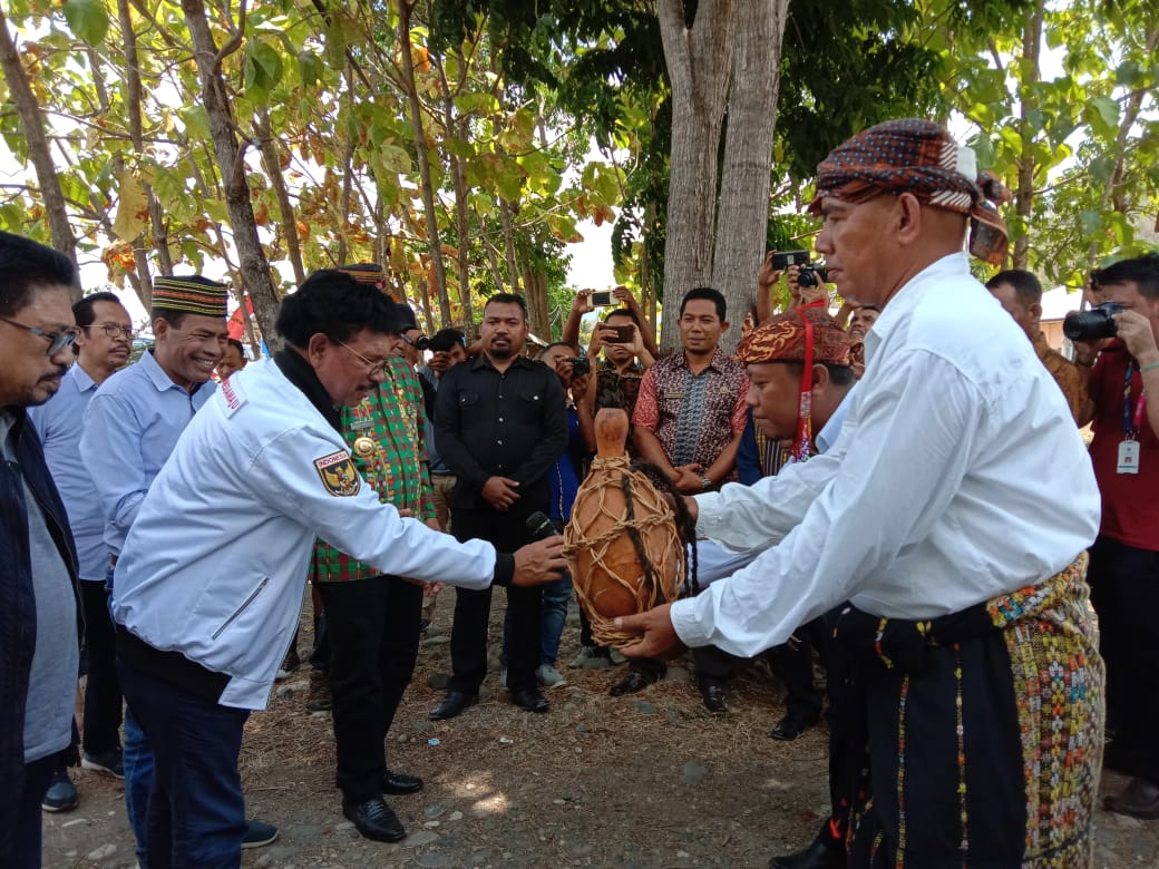 Menkominfo Johnny G Plate saat meresmikan dua titik sarana internet di Flores, NTT, Jumat (20/12).