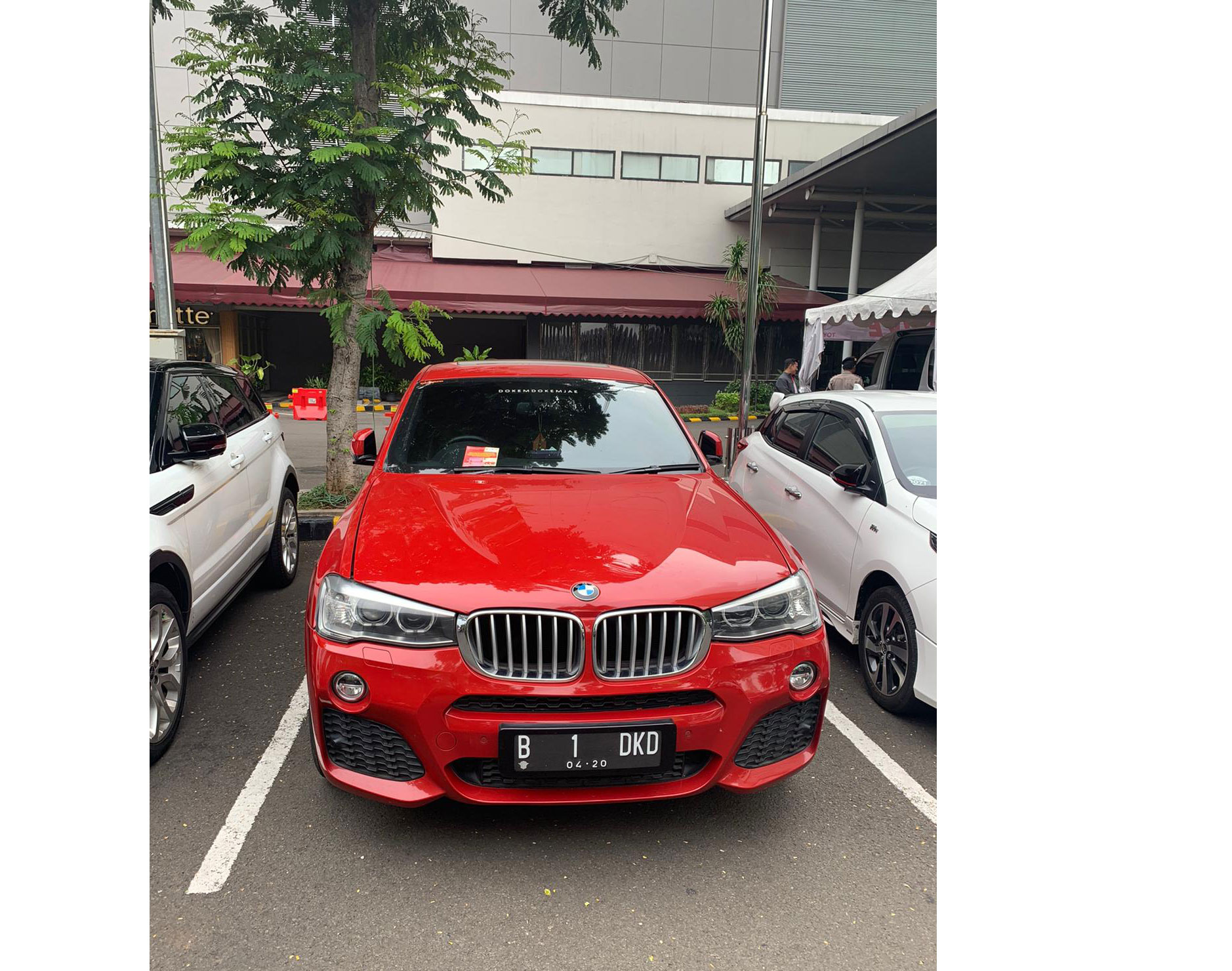 Petugas Badan Pajak dan Retribusi Daerah (BPRD) DKI menemukan mobil BMW yang menunggak pajak hingga Rp24 juta di parkiran Mall Gandaria City