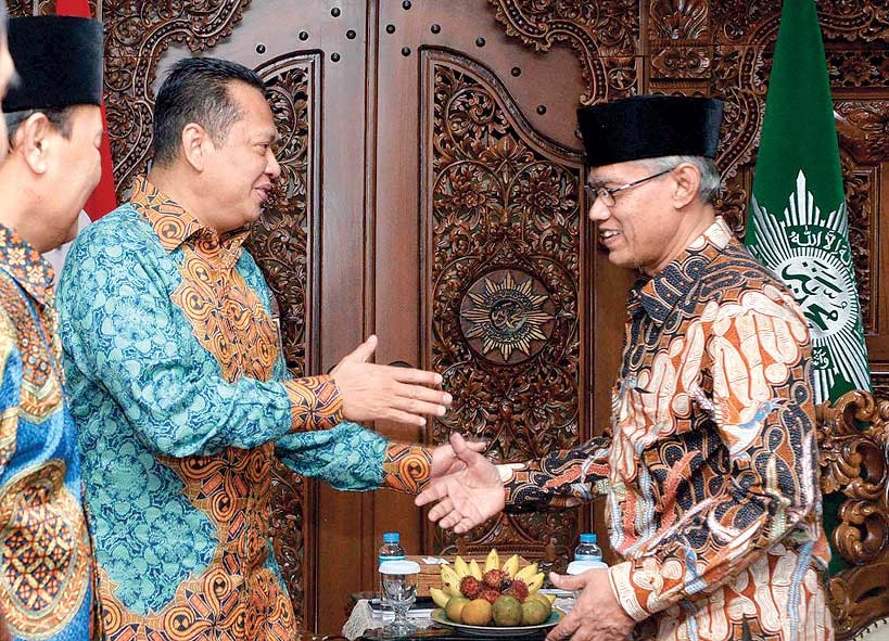 Ketua MPR Bambang Soesatyo didampingi Wakil Ketua MPR Hidayat Nur Wahid (kiri) disambut Ketua Umum PP Muhammadiyah Haedar Nashir (kanan).