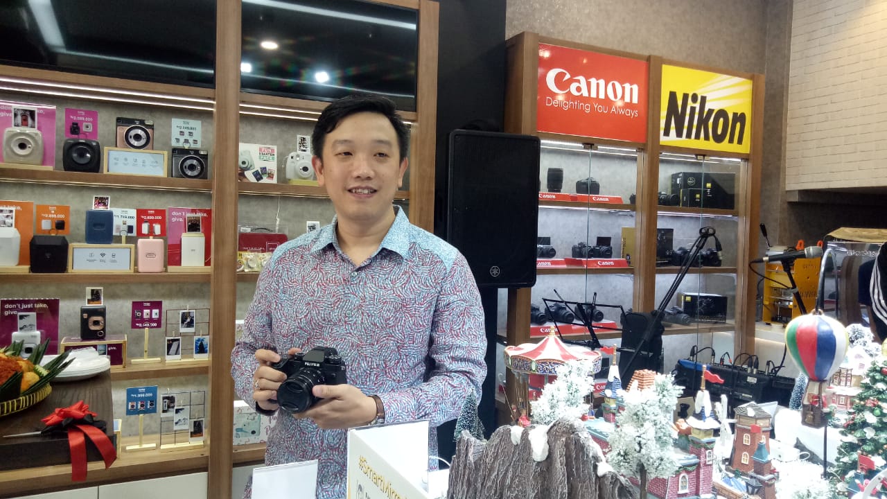 Samuel Ongko Wijoyo pemilik FUJISHOPid saat peluncuran toko keempatnya, Jumat (20/12/2019)