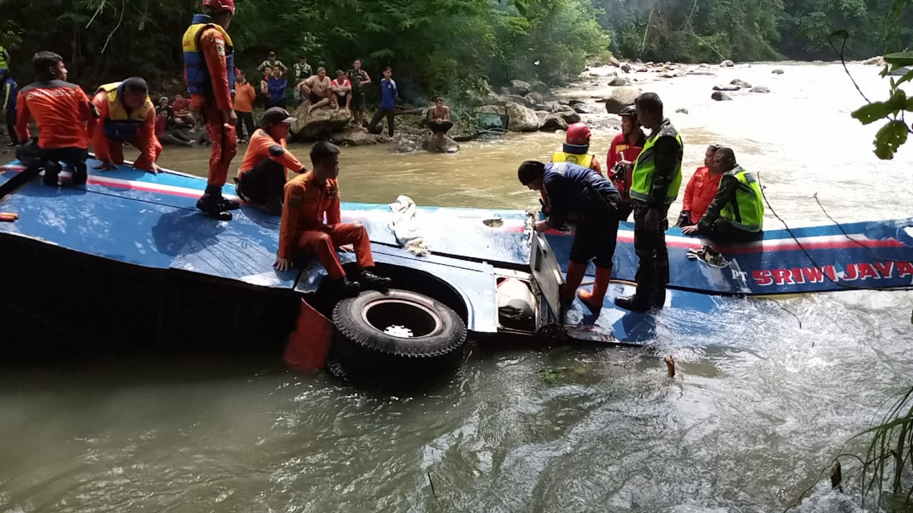 Bus Sriwijaya yang kecelakaan masuk jurang di Pagaralam