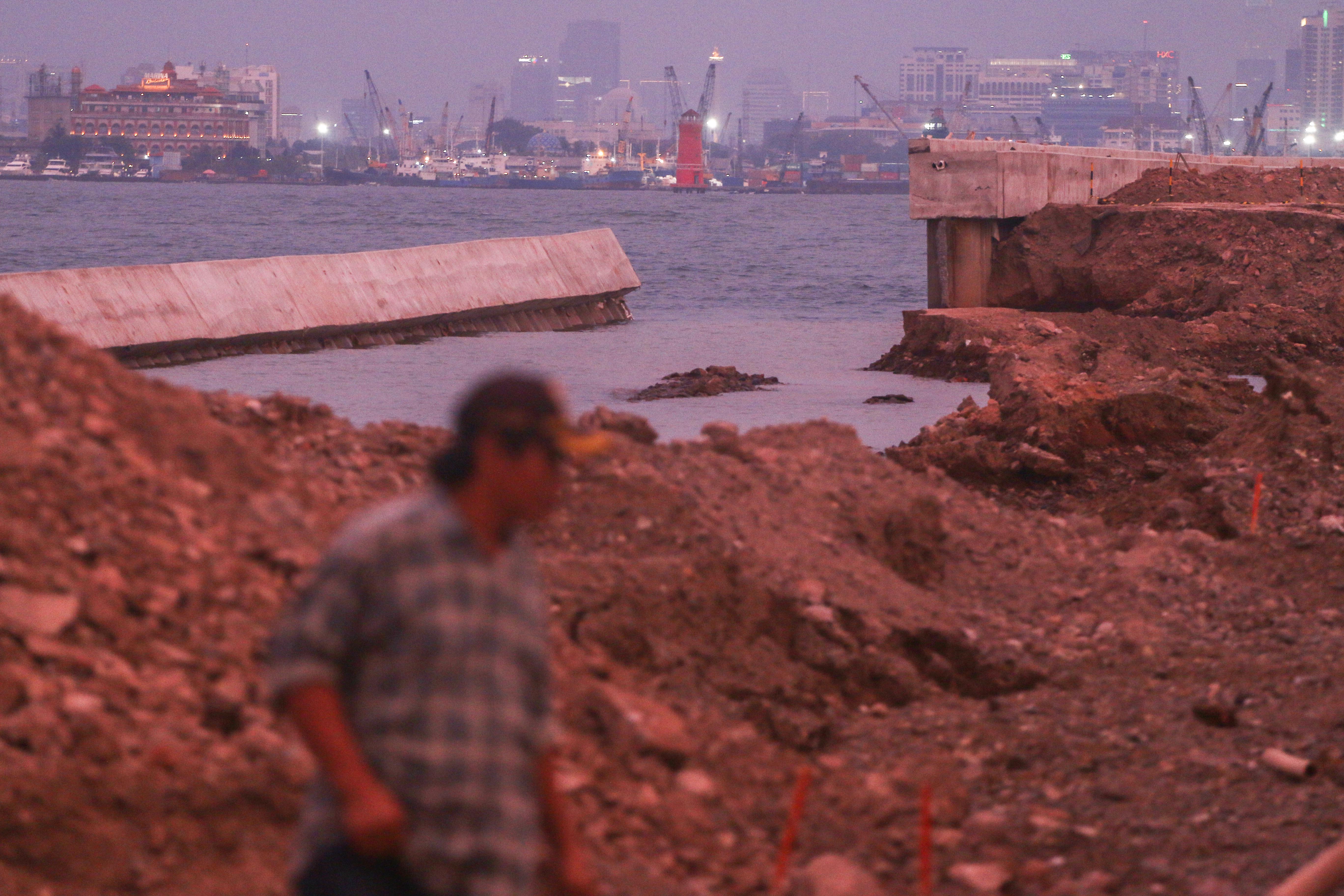 Tanggul laut NCICD yang jebol di Muara Baru, Jakarta Utara