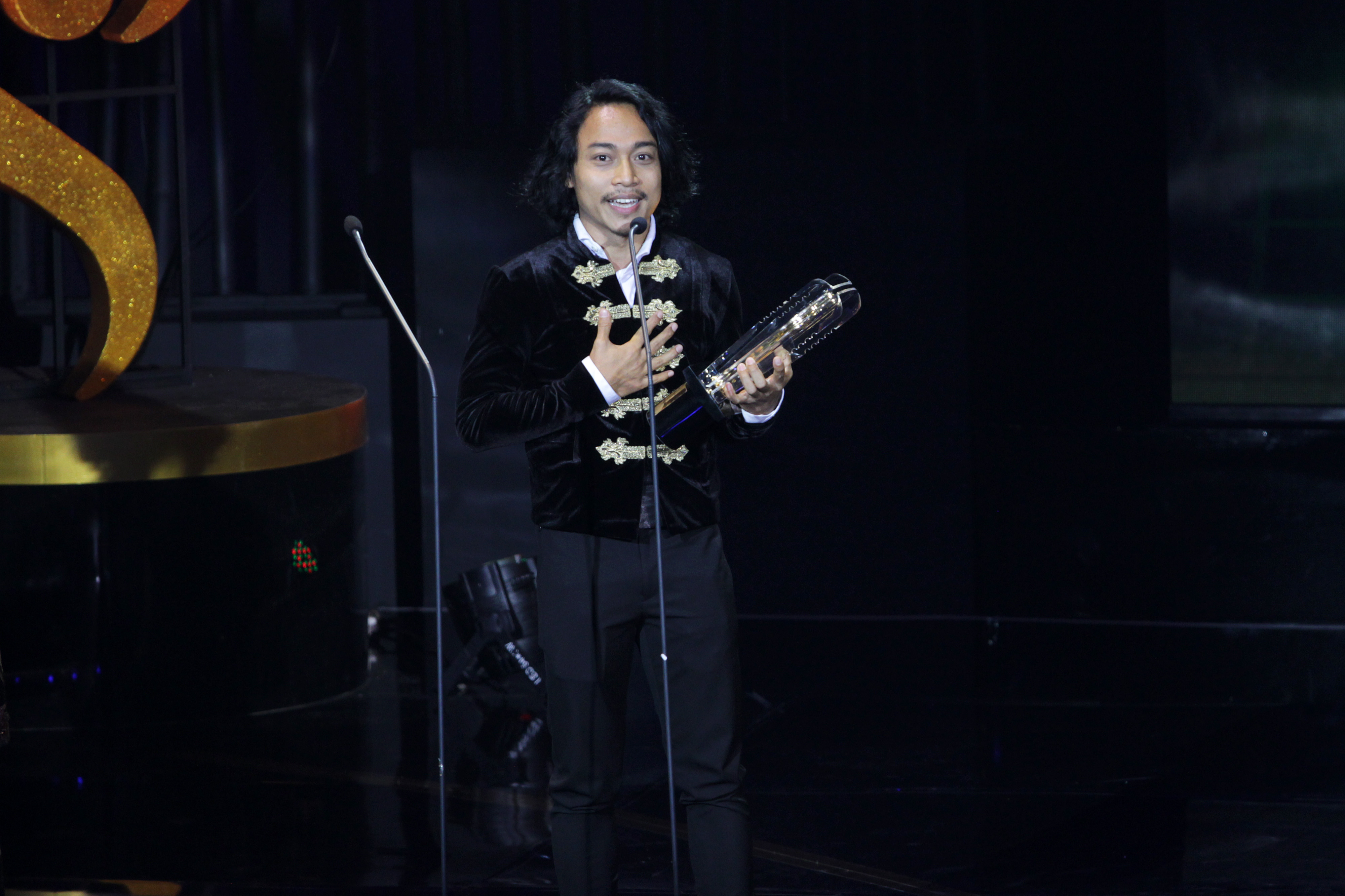 Muhammad Khan menyampaikan ucapan terima kasih saat menerima Piala Citra kategori pemeran utama pria terbaik.