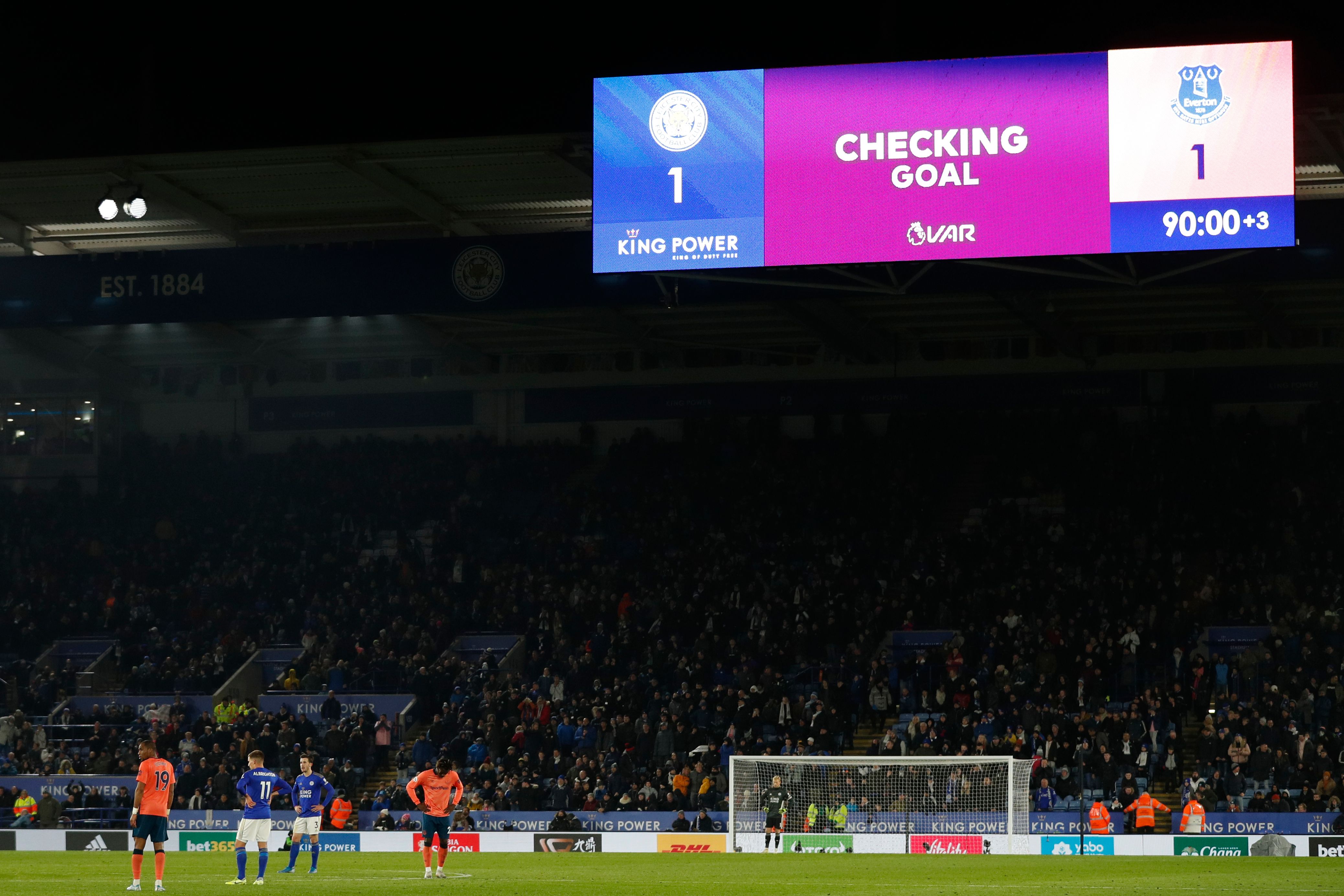 Pemain Leicester City dan Everton menunggu saat VAR mengecek apakah terjadi gol atau tidak.