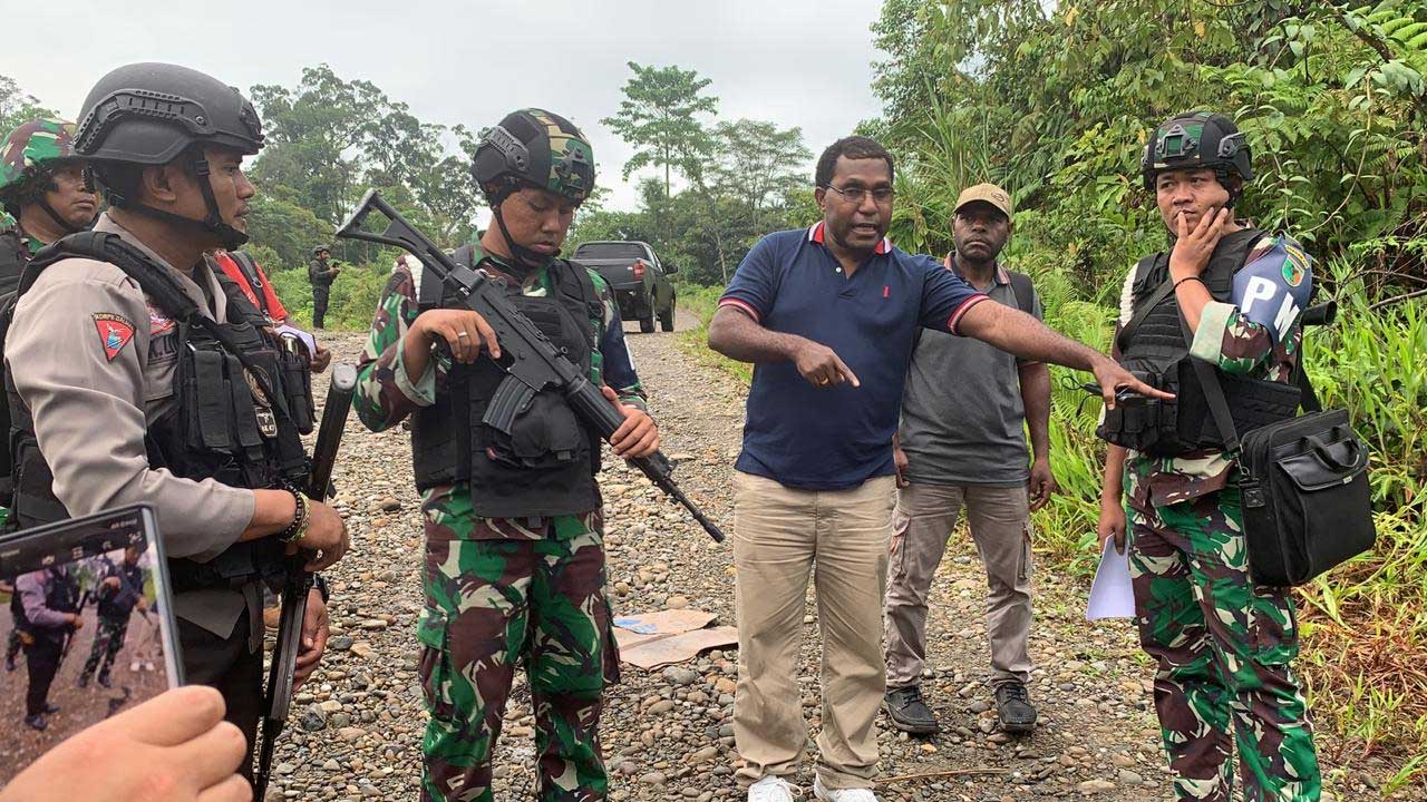Tokoh Nduga, Samuel Tabuni bersama Bupati Nduga, Yairus Gwijangge, Danrem 172/PWY, Kolonel Inf. Binsar Sianipar, tim Polda Papua 