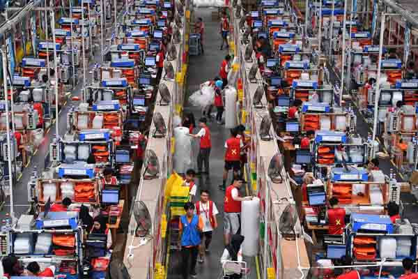 Pekerja mengemas barang pesanan saat Hari Belanja Online Nasional (Harbolnas) 2018 di Warehouse Lazada, Depok, Jawa Barat, Rabu (12/12)