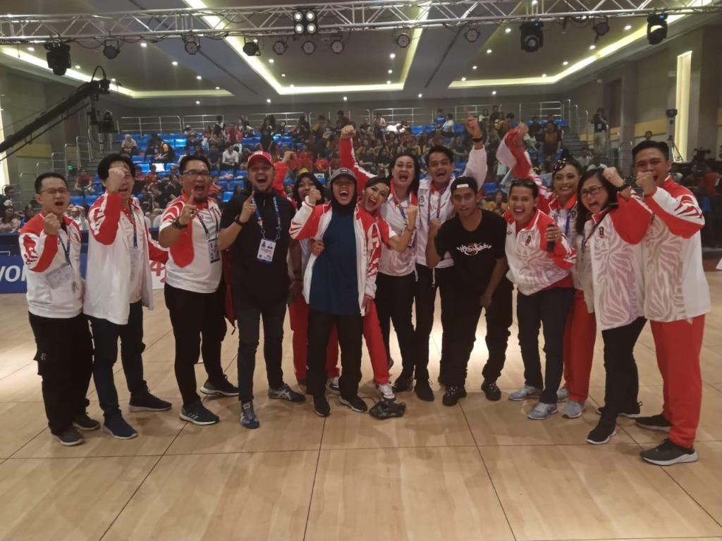 Dwi Cindy Desyana (tengah) merayakan keberhasilan meraih emas dancesport di ajang SEA Games 2019 di Clark, Filipina, Minggu (1/12).