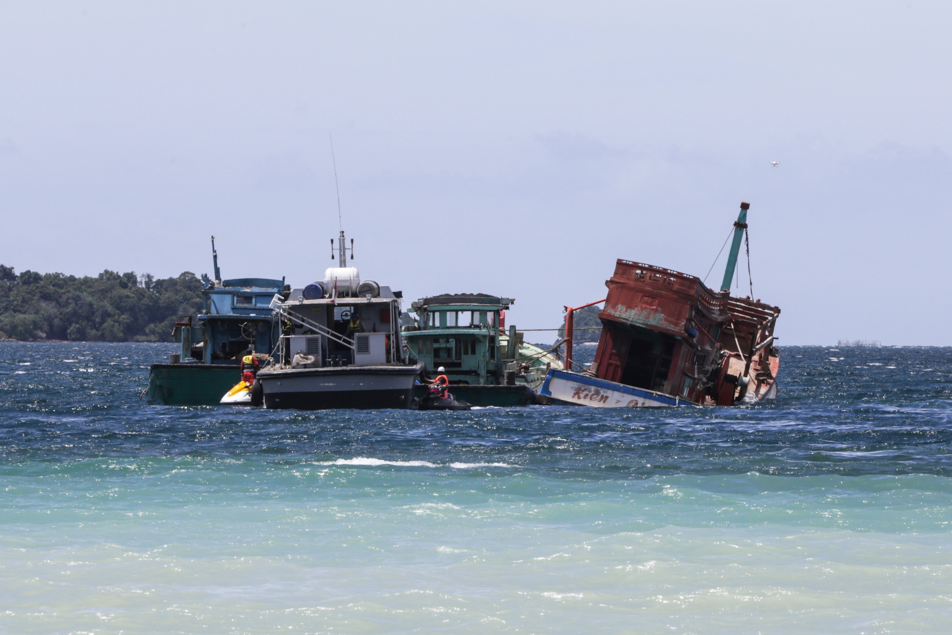 Menenggelamkan kapal pencuri ikan dengan cara diledakkan di tengah laut dianggap telah merusak lingkungan. 
