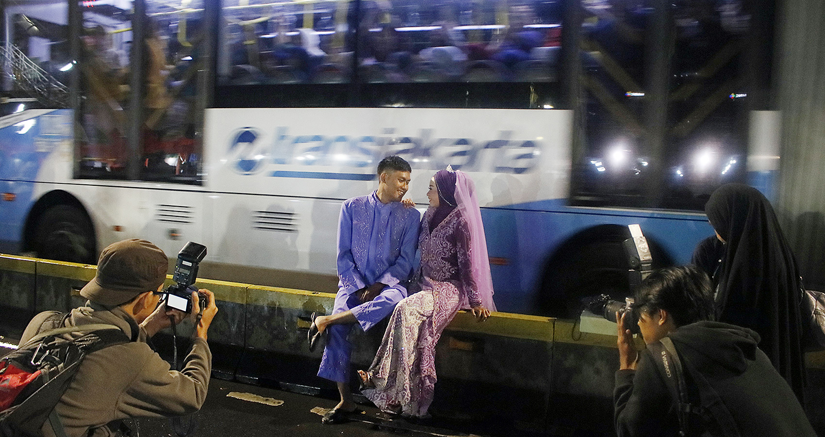 Pasangan pengantin seusai nikah massal yang digelar Pemprov DKI Jakarta tahun lalu.