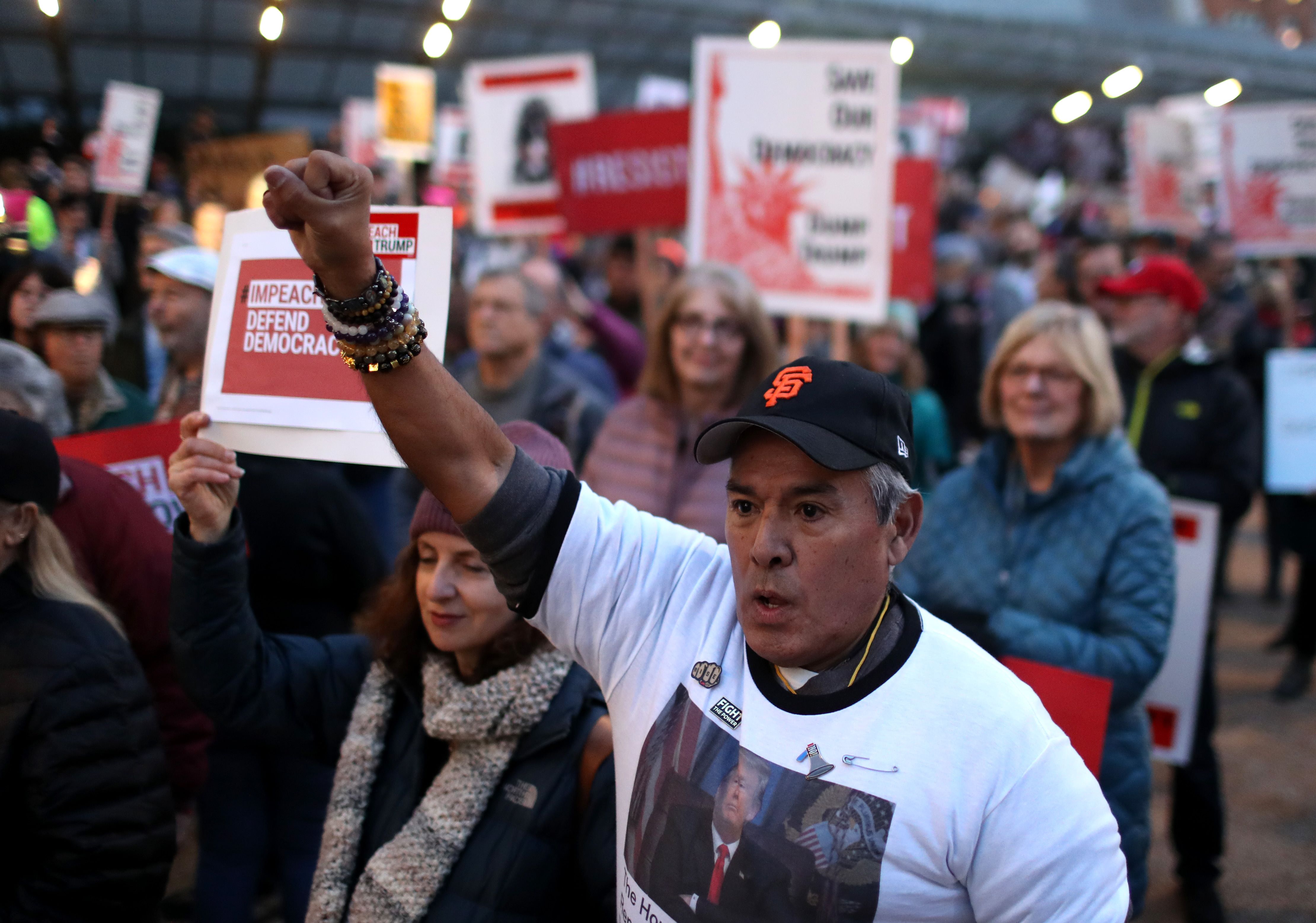 Warga AS menggelar aksi demonstrasi mendorong proses pemakzulan terhadap Presiden Donald Trump