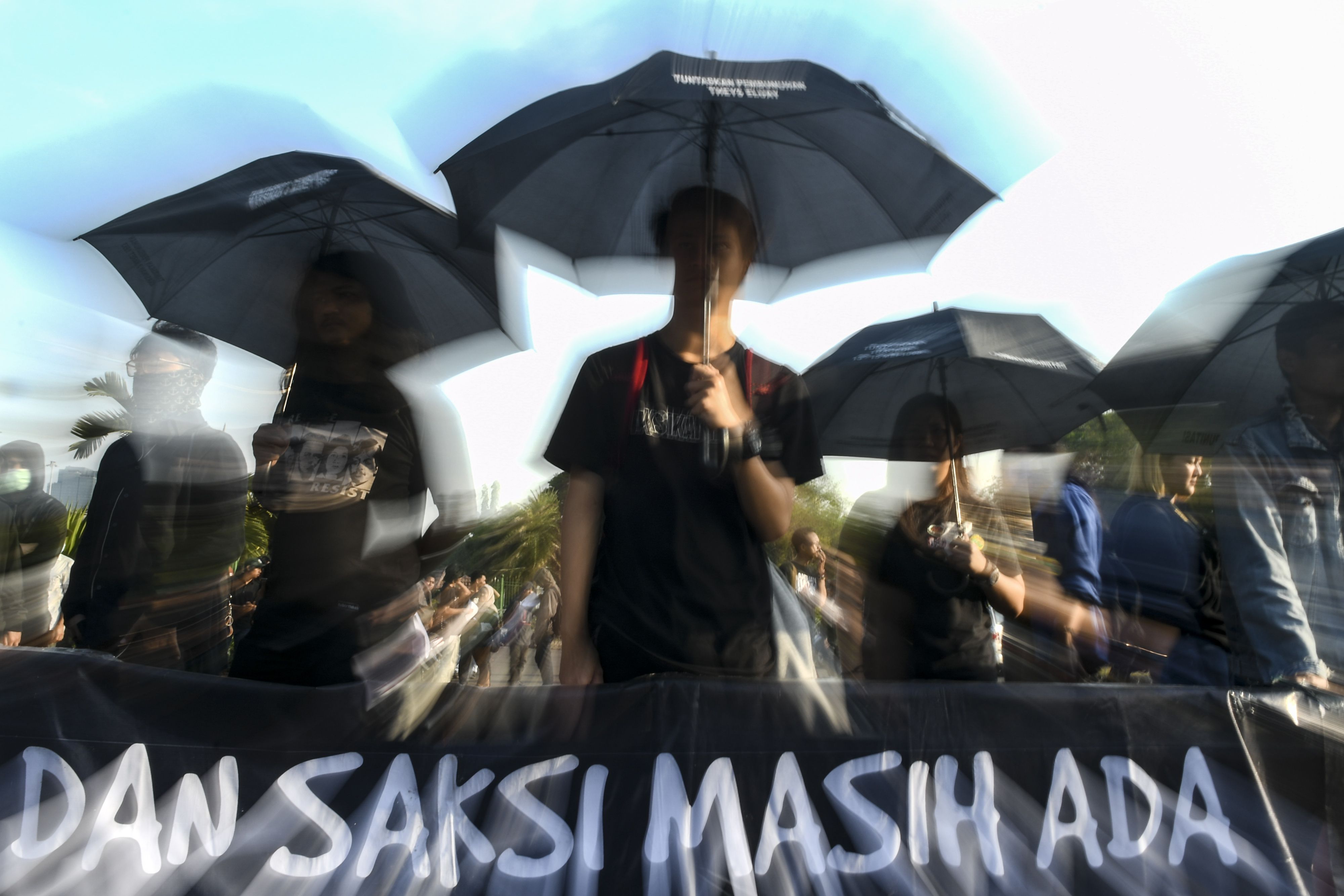 Anggota Jaringan Solidaritas Korban untuk Keadilan mengikuti aksi Kamisan di depan Istana Merdeka, Jakarta