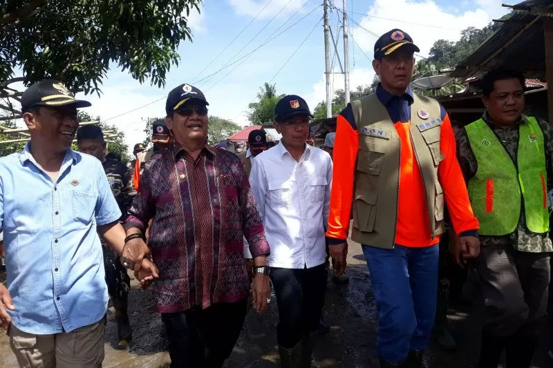 Gubernur Sulteng Longki Djanggola mendampingi Kepala BNPB Doni Monardo saat meninjau daerah terdampak banjir Sigi di Desa Bolapapu 