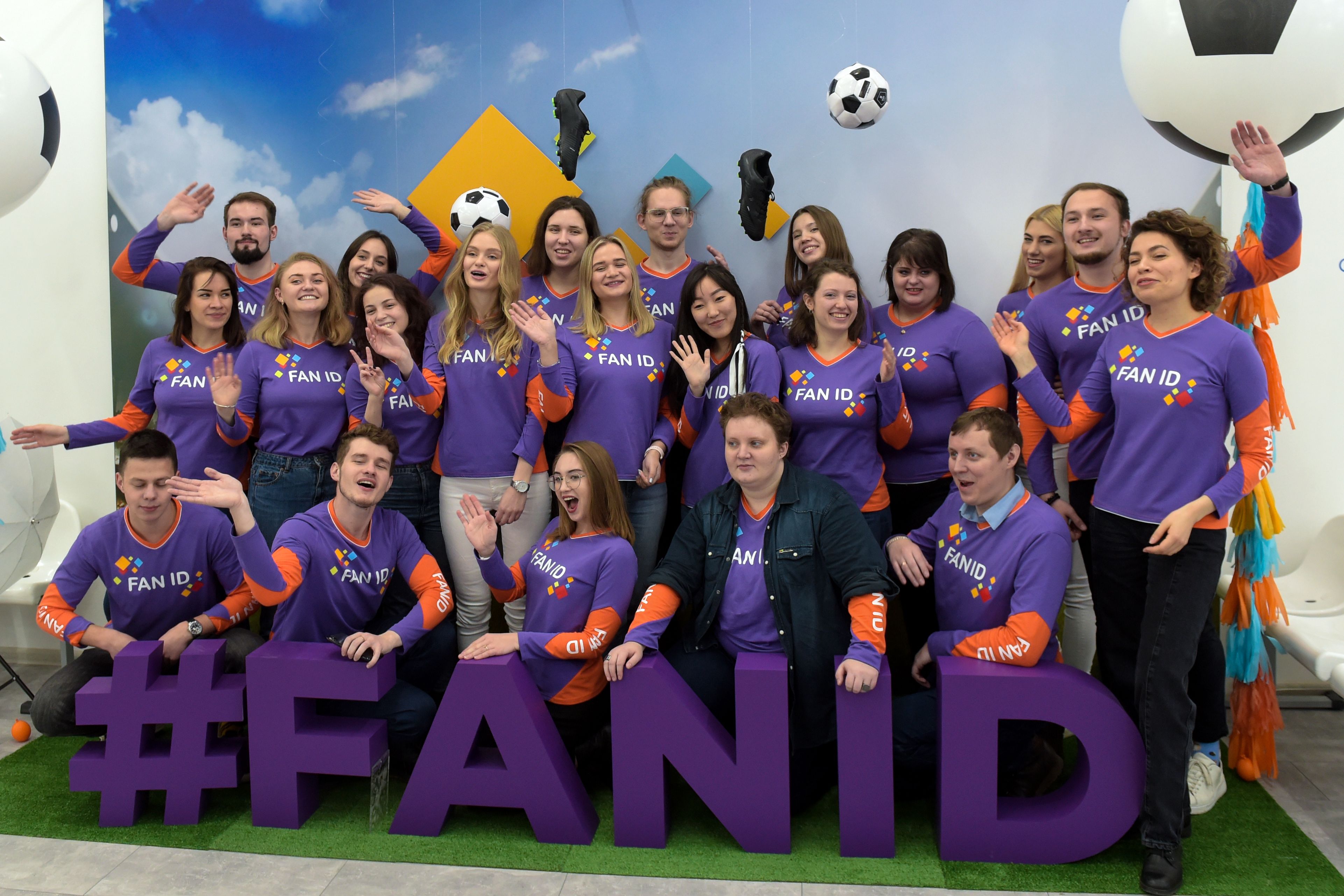 Sejumlah sukarelawan Piala Eropa 2020. Mola TV akan menyiarkan sejumlah pertandingan di Piala Eropa 2020.