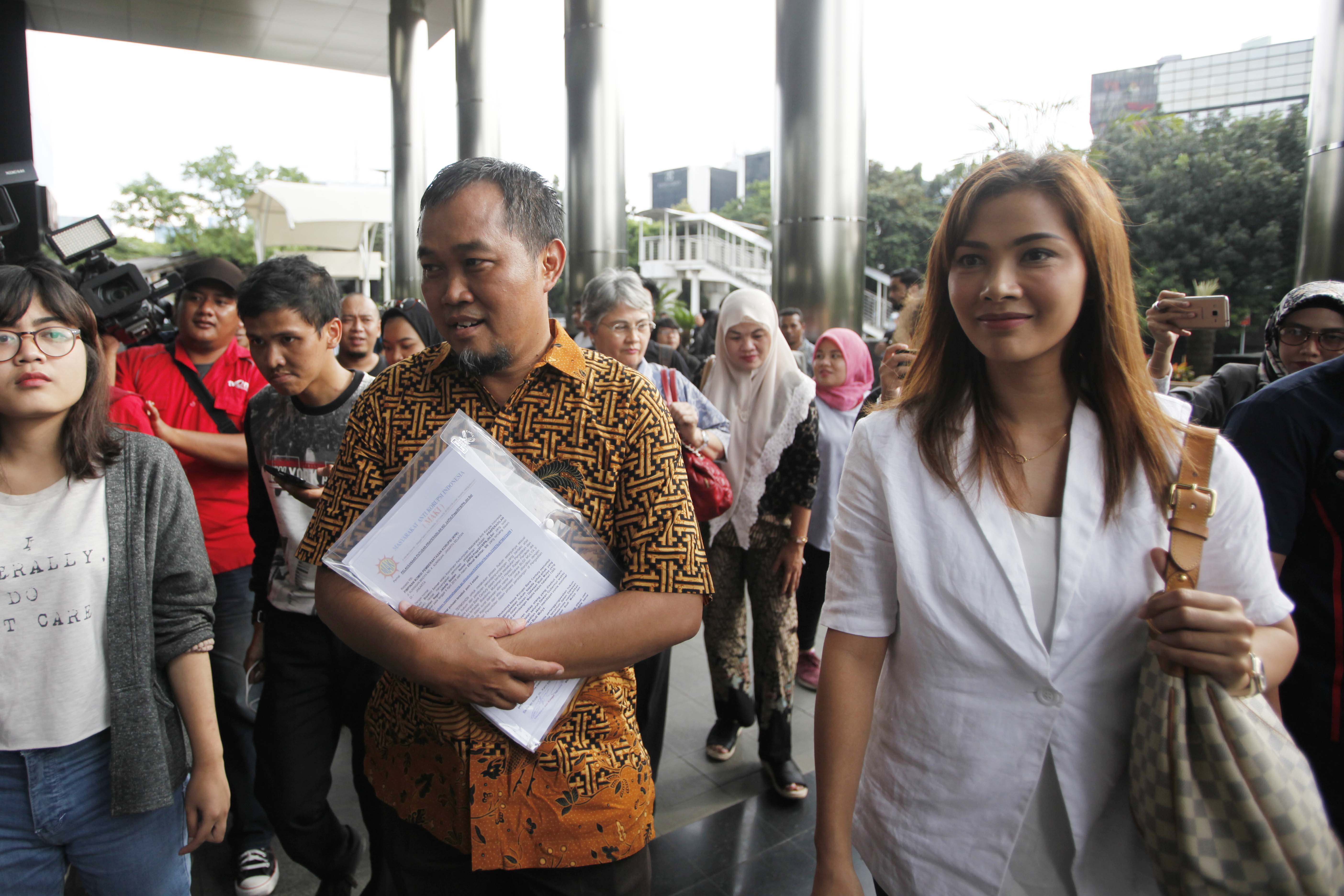 Koordinator MAKI Boyamin Saiman (kiri) bersama anak mantan Deputi Gubernur Bank Indonesia Budi Mulya, Nadia Mulya (kanan)