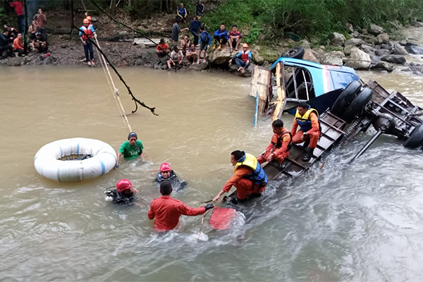 41 Korban Bus Masuk Jurang Ditemukan, Pencarian Dilanjutkan Besok