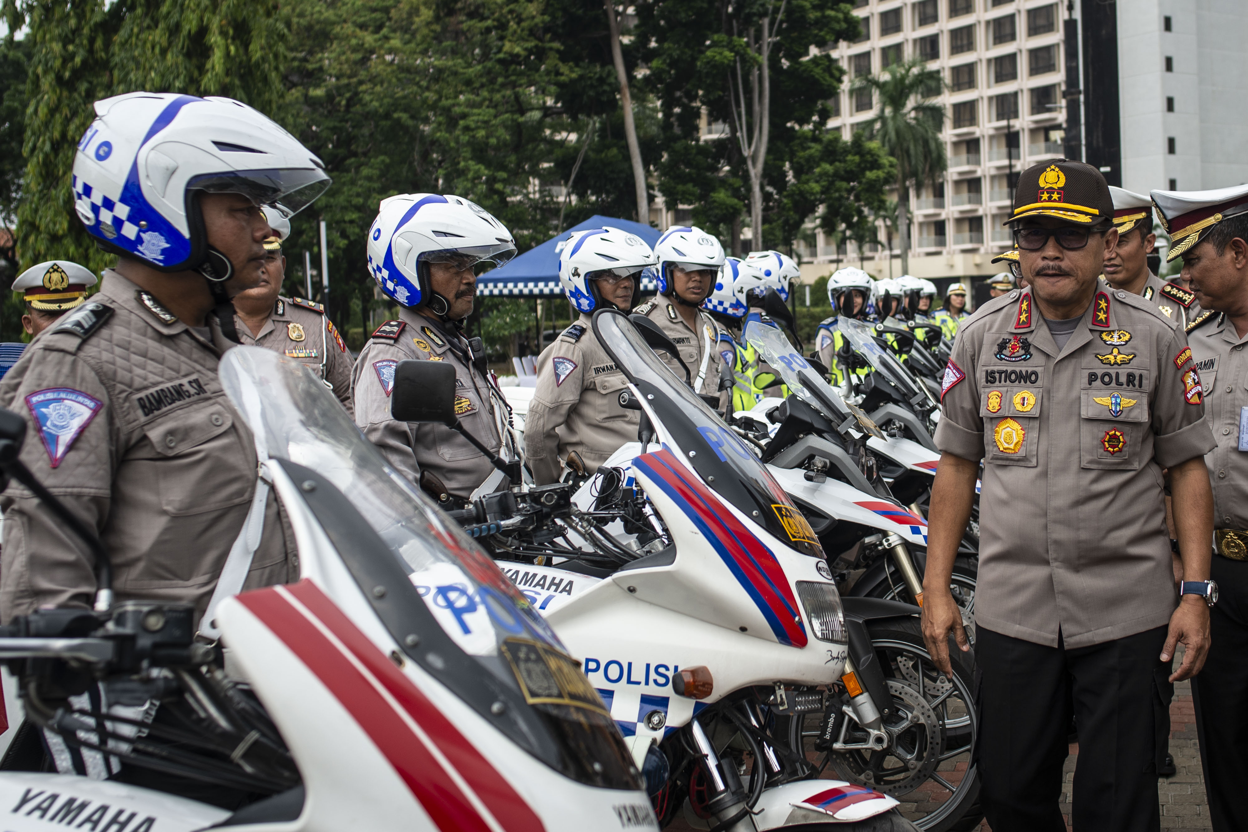 Kakorlantas Polri Irjen Pol Istiono (kanan) memeriksa pasukan saat apel, di Parkir Timur Senayan, Jakarta.