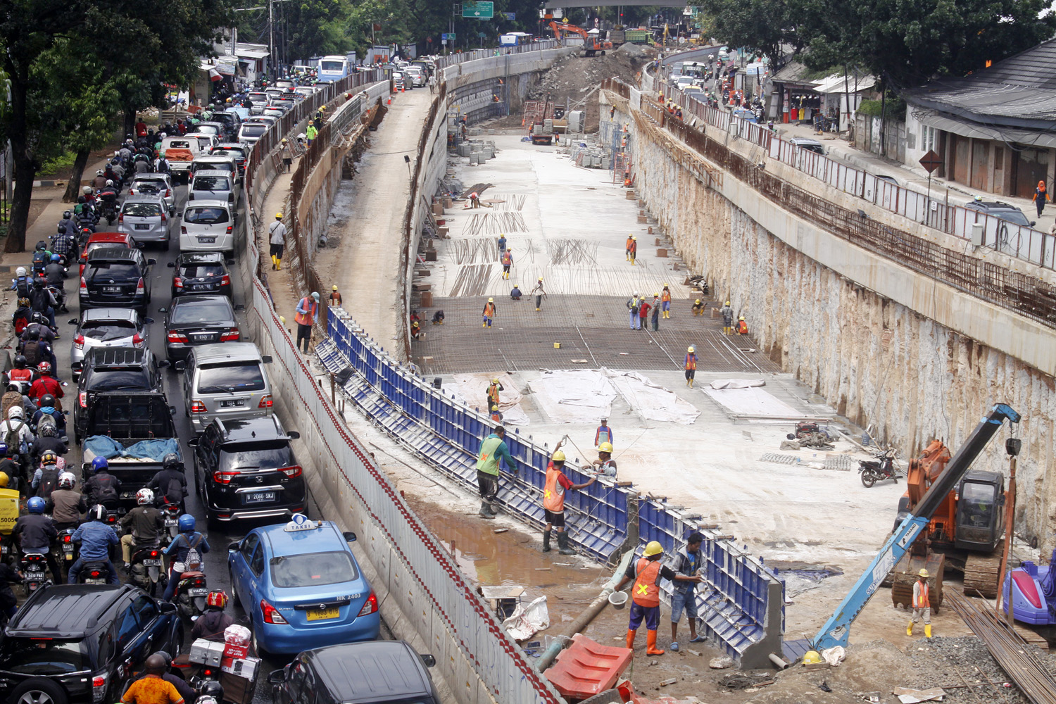 Kendaraan tersendat macet saat melintasi proyek pembangunan underpass Mampang-Kuningan di kawasan Kuningan, Jakarta Selatan