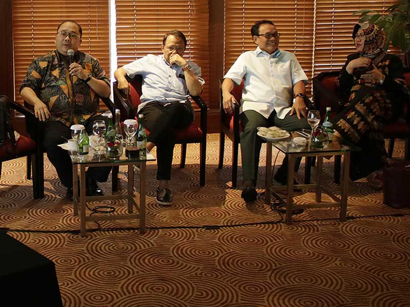 Guru Besar UI Satya Arinanto, Peneliti Senior CSIS J. Kristiadi, Guru Besar IPDN Djohermansyah Djohan dan Peneliti Senior LIPI Siti Zuhro.