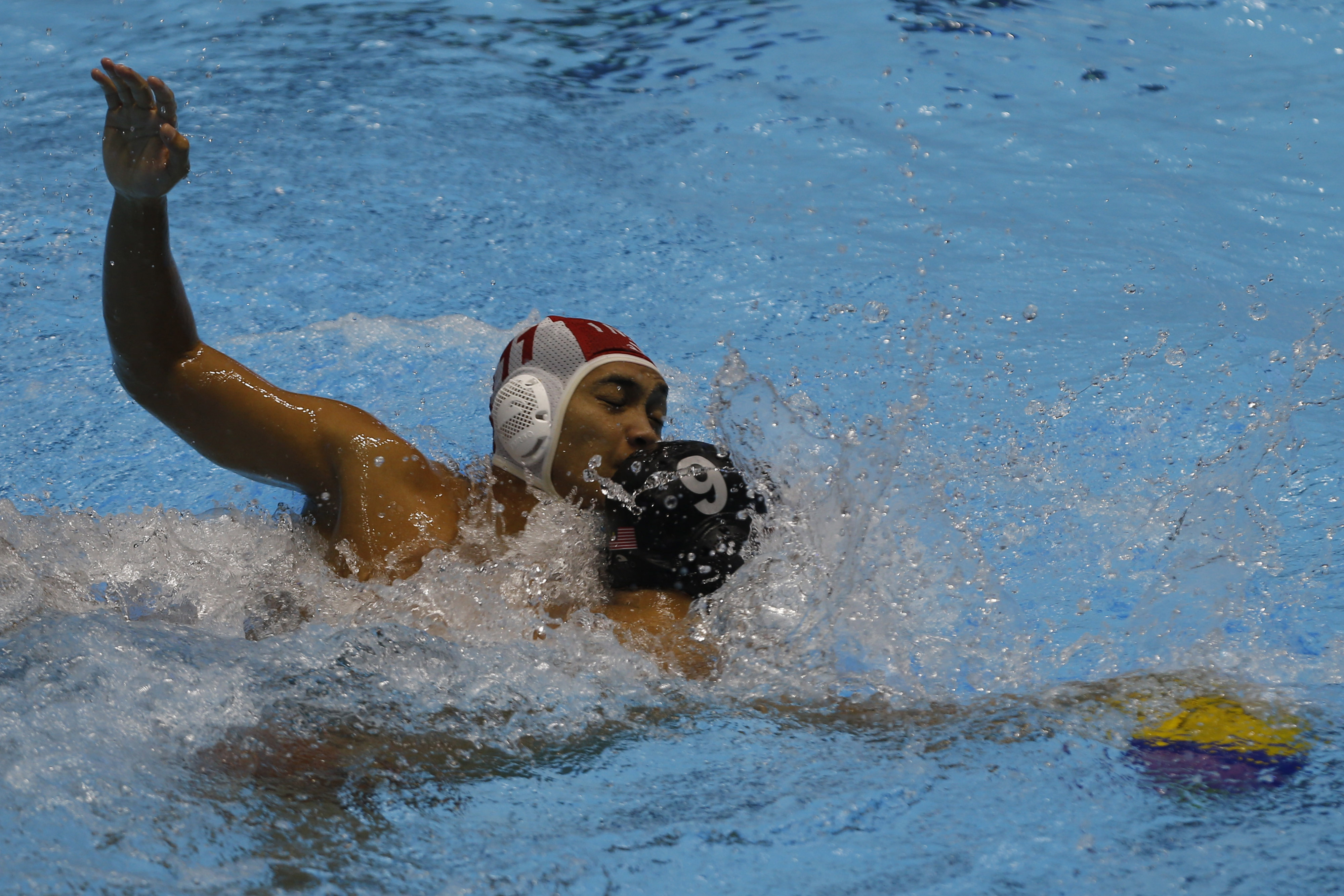  Pemain Timnas polo air putra Indonesia Rian Rinaldo (kiri) berebut bola dengan pemain Malaysia Chin Jin Yuen di SEA Games 2029.
