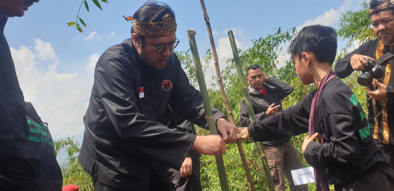 Ketua DPD PDIP Jabar, Ono Surono, saat acara penanaman pohon di DAS Citarum, Jabar, Senin (23/12).