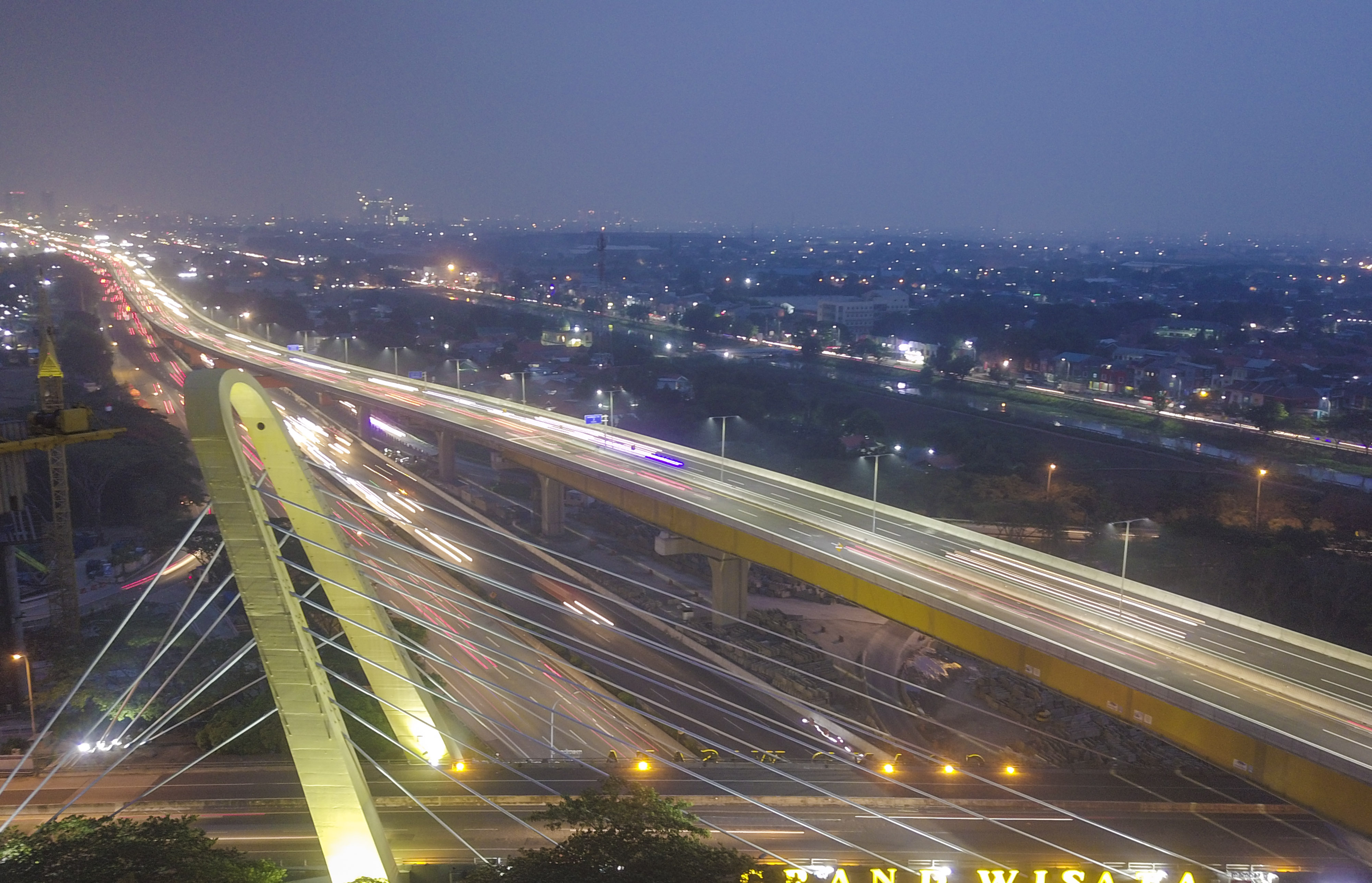  Foto Udara Tol Layang (Elevated) Jakarta-Cikampek (Japek) II di Tambun, Kabupaten Bekasi, Jawa Barat.