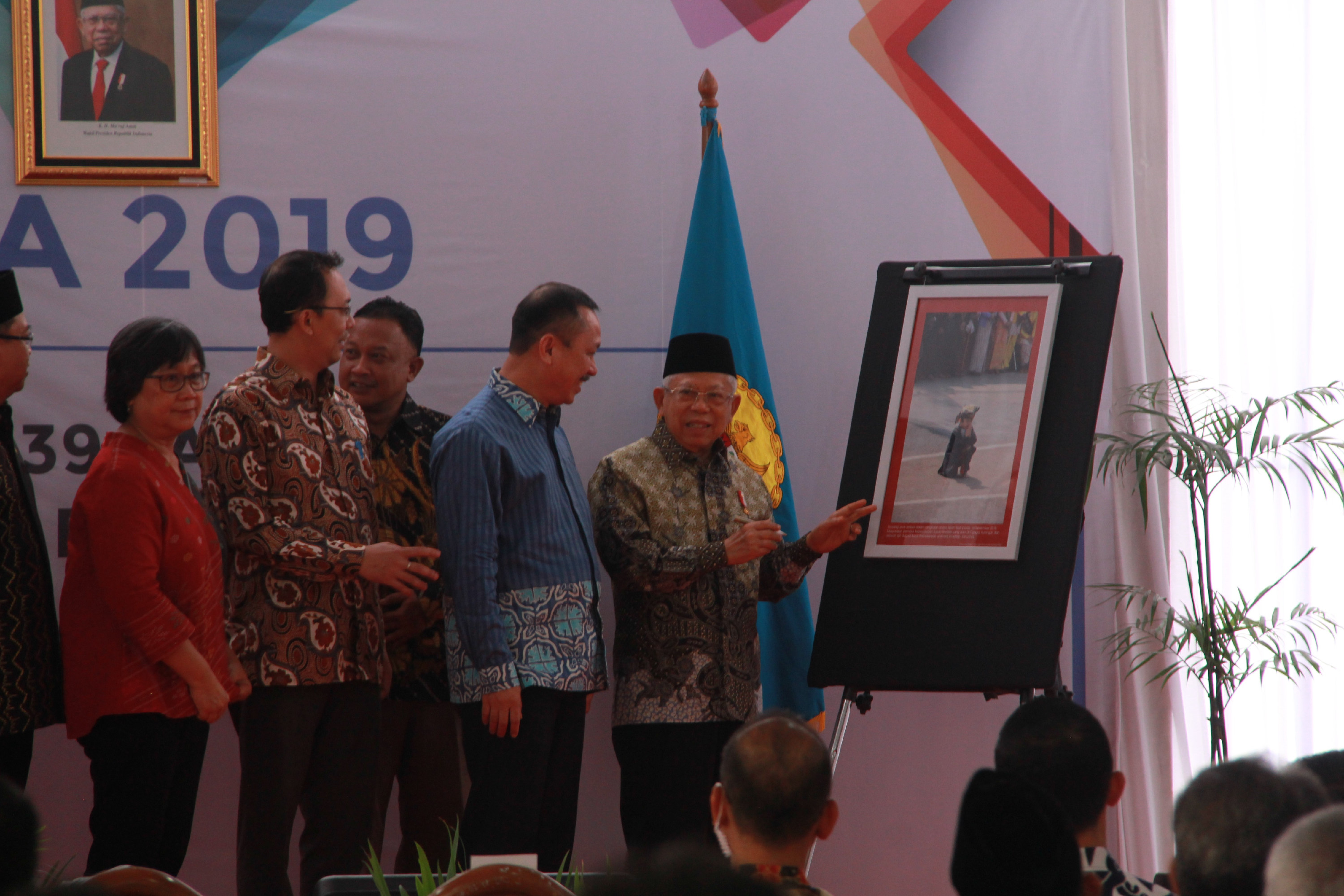 Wakil Presiden Ma'ruf Amin (kanan), didampingi Ketua Komisi Nasional Hak Asasi Manusia Ahmad Taufan Damanik (kedua dari kanan)