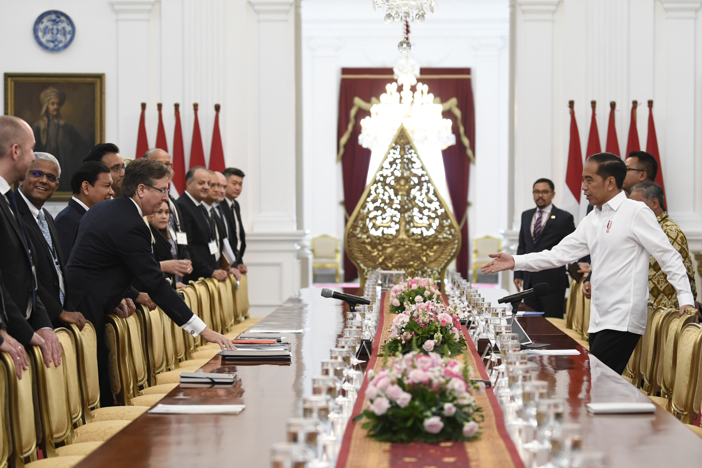  Presiden Joko Widodo (kanan) mempersilakan Ketua Dewan Bisnis Amerika Serikat-ASEAN Alexander C Feidman (ketiga kiri)