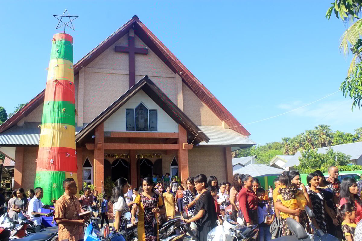 Suasana usai misa Natal  di Gereja Efata Kupang, Nusa Tenggara Timur, Rabu (25/12/2019).