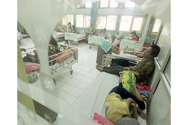 PESERTA JKN-KIS: Sejumlah pasien menjalani rawat inap di Rumah Sakit Umum Daerah (RSUD) Dr Soetomo, Surabaya, Jawa Timur, Jumat (3/2).